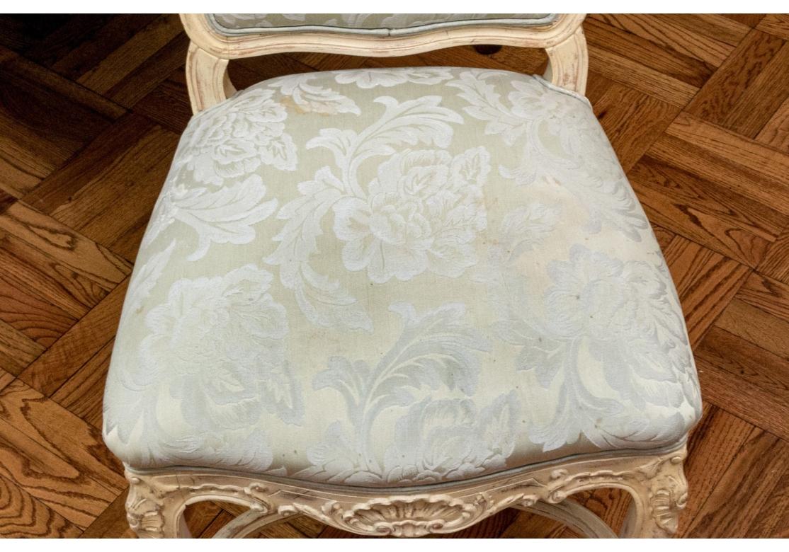 Six Aufrey ou Yale Burge attribués  Chaises de salle à manger en hêtre sculpté en vente 7