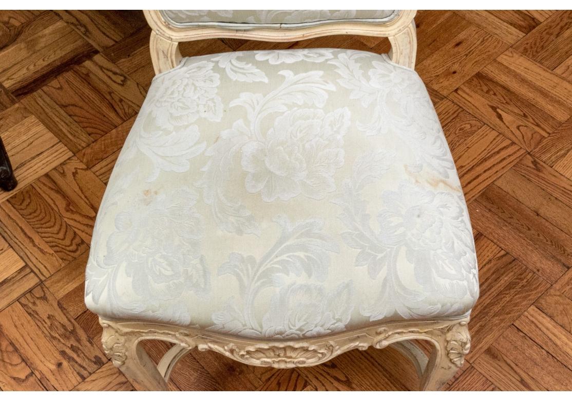 Six Aufrey ou Yale Burge attribués  Chaises de salle à manger en hêtre sculpté en vente 8