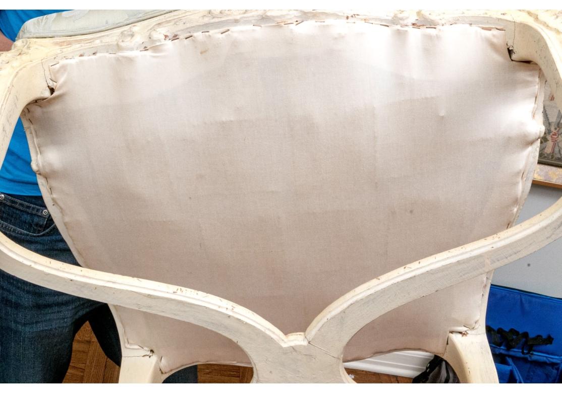 Six Aufrey ou Yale Burge attribués  Chaises de salle à manger en hêtre sculpté en vente 9