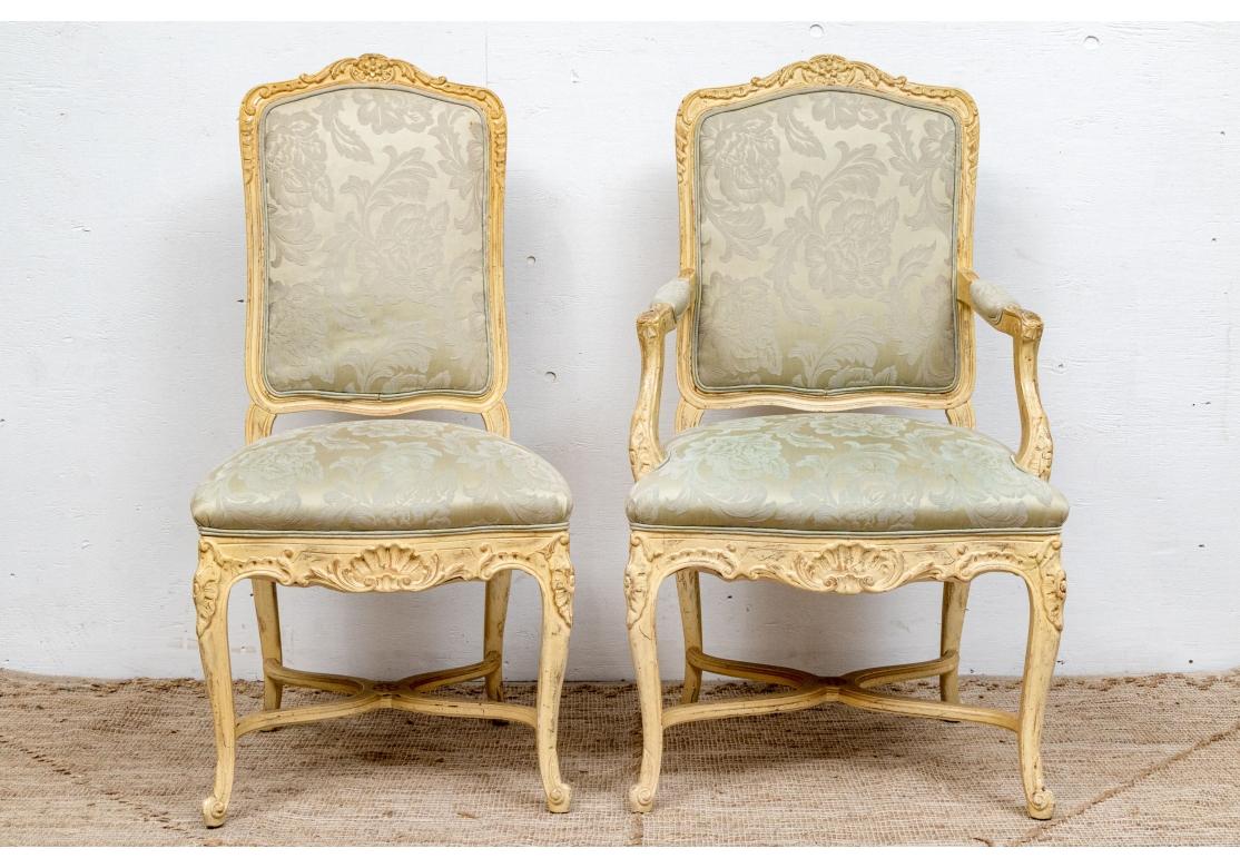 Collection de six chaises de salle à manger de qualité attribuées à Aufrey ou Yale Burge, comprenant deux fauteuils à accoudoirs et quatre chaises d'appoint . Les chaises présentent d'élégantes formes provinciales françaises en bois de hêtre à la