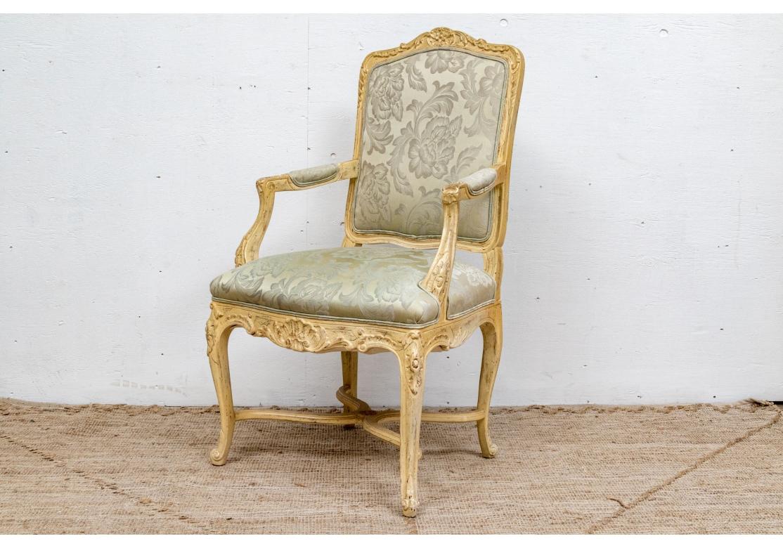 Provincial français Six Aufrey ou Yale Burge attribués  Chaises de salle à manger en hêtre sculpté en vente