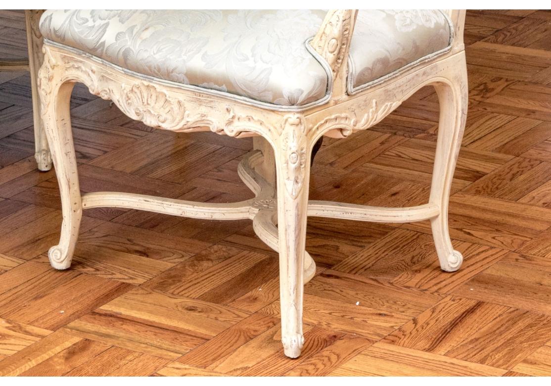 Six Aufrey ou Yale Burge attribués  Chaises de salle à manger en hêtre sculpté État moyen - En vente à Bridgeport, CT