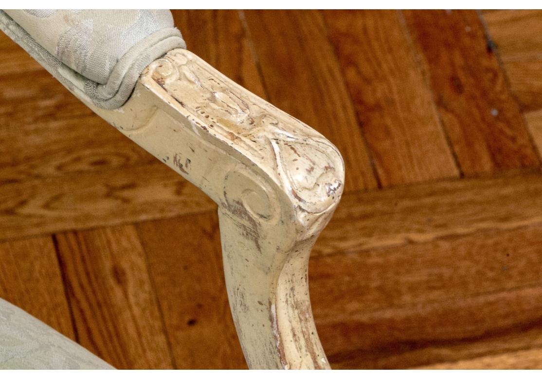 20ième siècle Six Aufrey ou Yale Burge attribués  Chaises de salle à manger en hêtre sculpté en vente