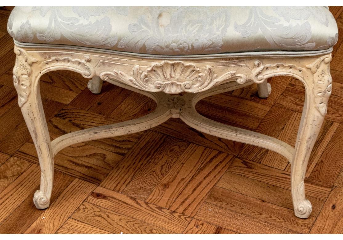 Tissu Six Aufrey ou Yale Burge attribués  Chaises de salle à manger en hêtre sculpté en vente