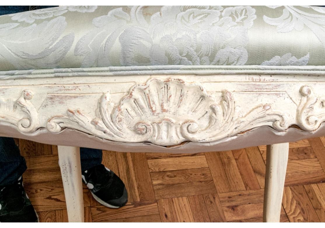 Six Aufrey ou Yale Burge attribués  Chaises de salle à manger en hêtre sculpté en vente 1