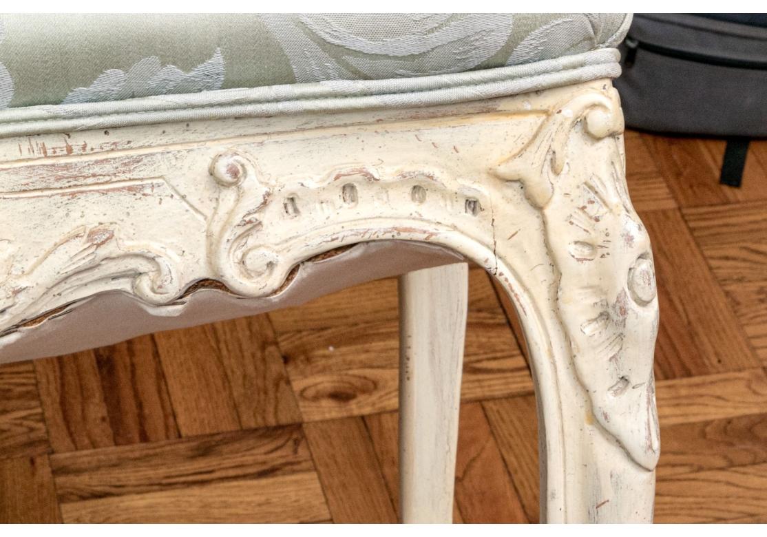 Six Aufrey ou Yale Burge attribués  Chaises de salle à manger en hêtre sculpté en vente 2