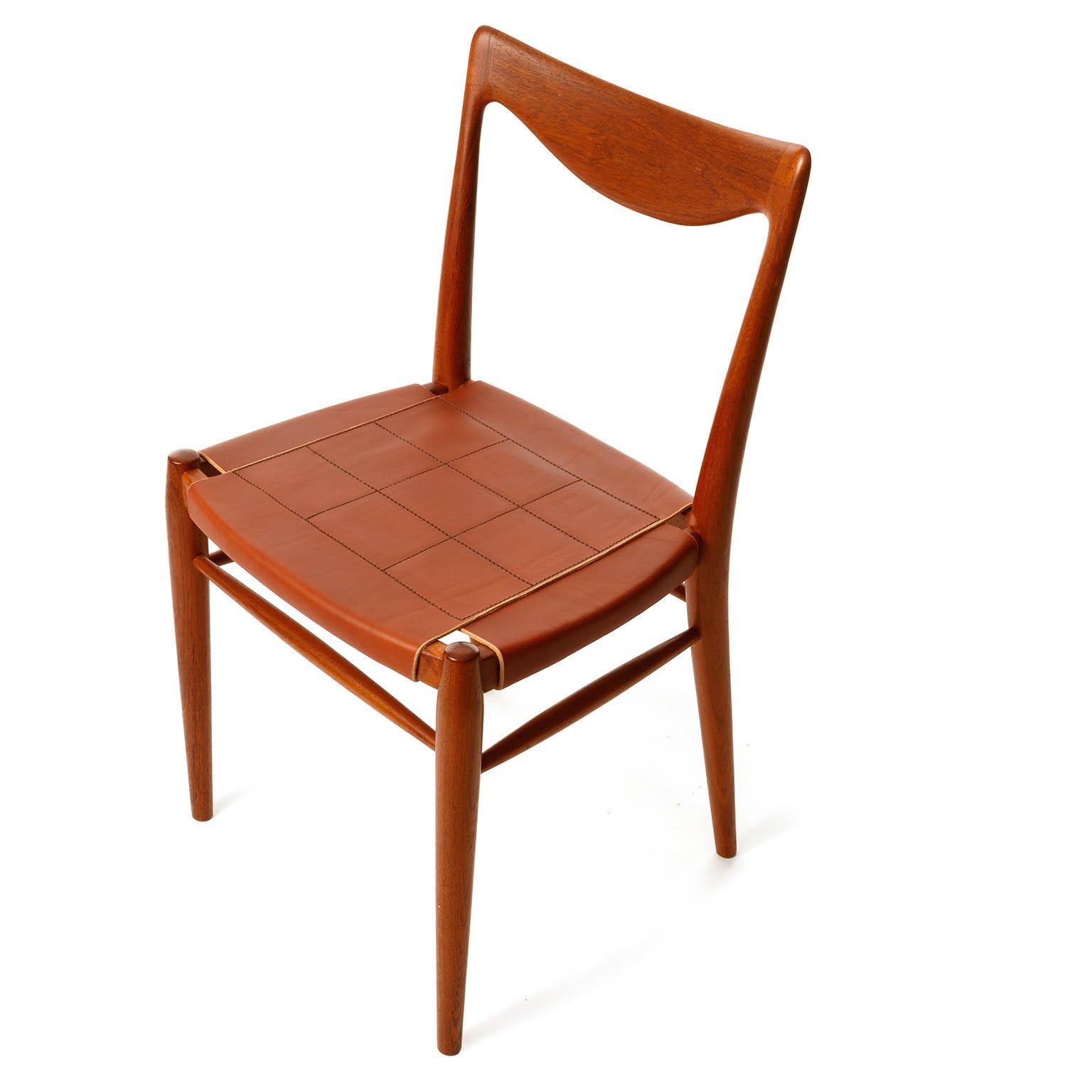 Un ensemble de six chaises de salle à manger modèle 'Bambi' en teck massif et cuir cognac merveilleux conçu par Rolf Rastad et fabriqué par Gustav Bahus pour le cabinet de design Relling Tegnekontor, Norvège, vers les années 1950.
Les chaises ont