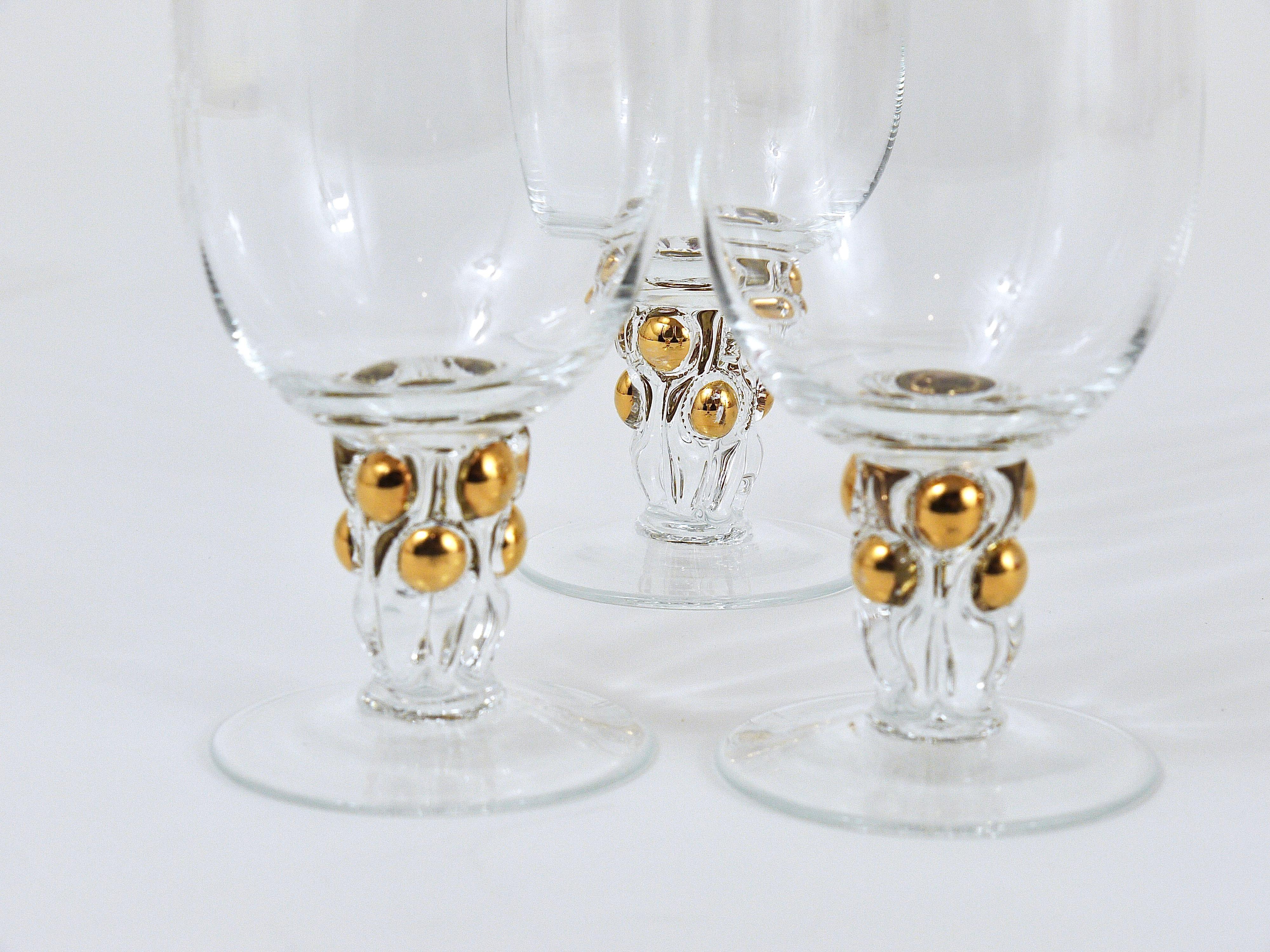 Ein Set von sechs schönen mundgeblasenen Trinkgläsern für Wasser, Limonade oder Bier, aus klarem Glas mit Goldrand und goldenen Kugeln im Stiel. Hergestellt von der Glashütte Lyngby in Dänemark in den 1960er Jahren. In sehr gutem Zustand.