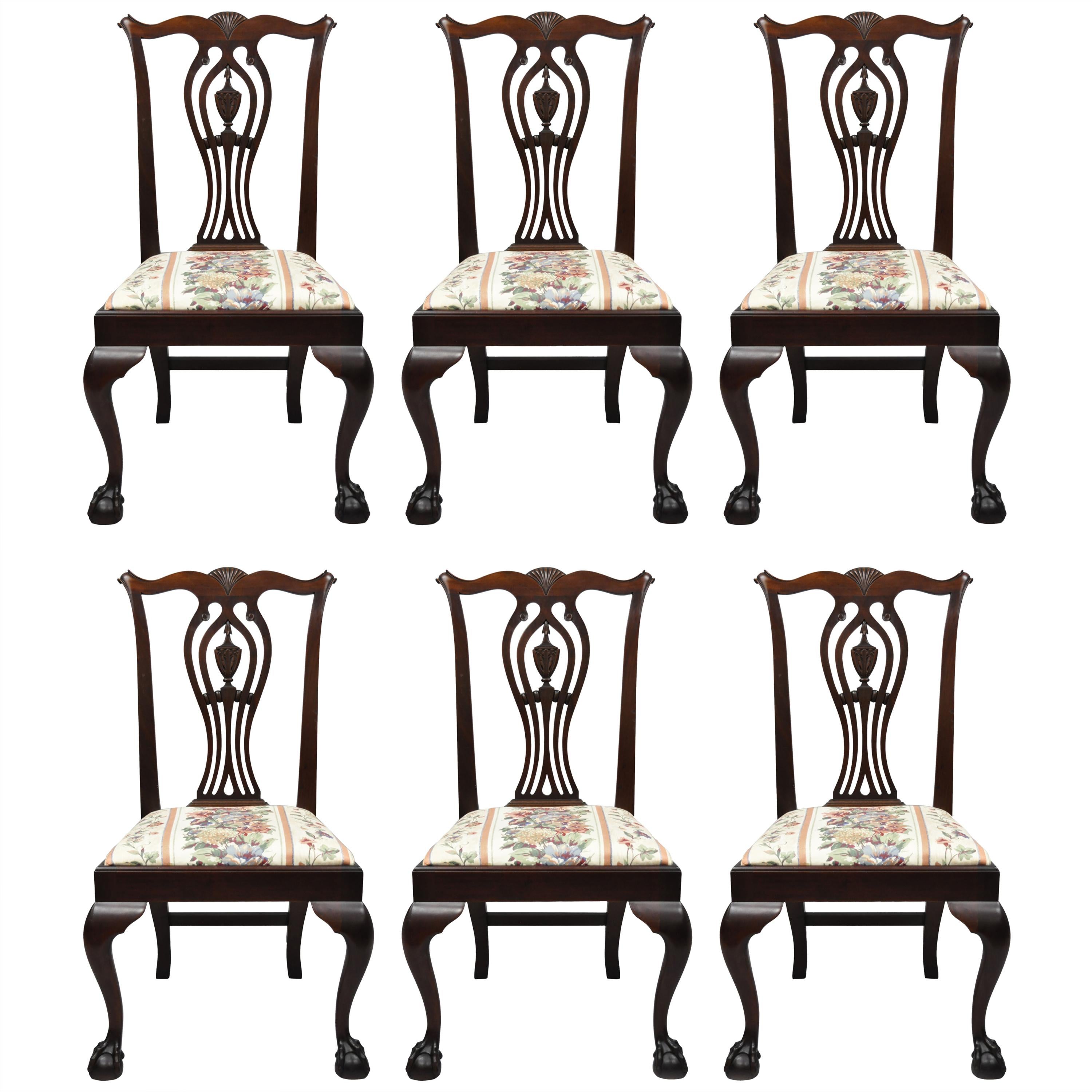 Sechs Bänke aus geschnitztem Mahagoni im Chippendale-Stil, Esszimmerstühle mit Kugeln und Klauen