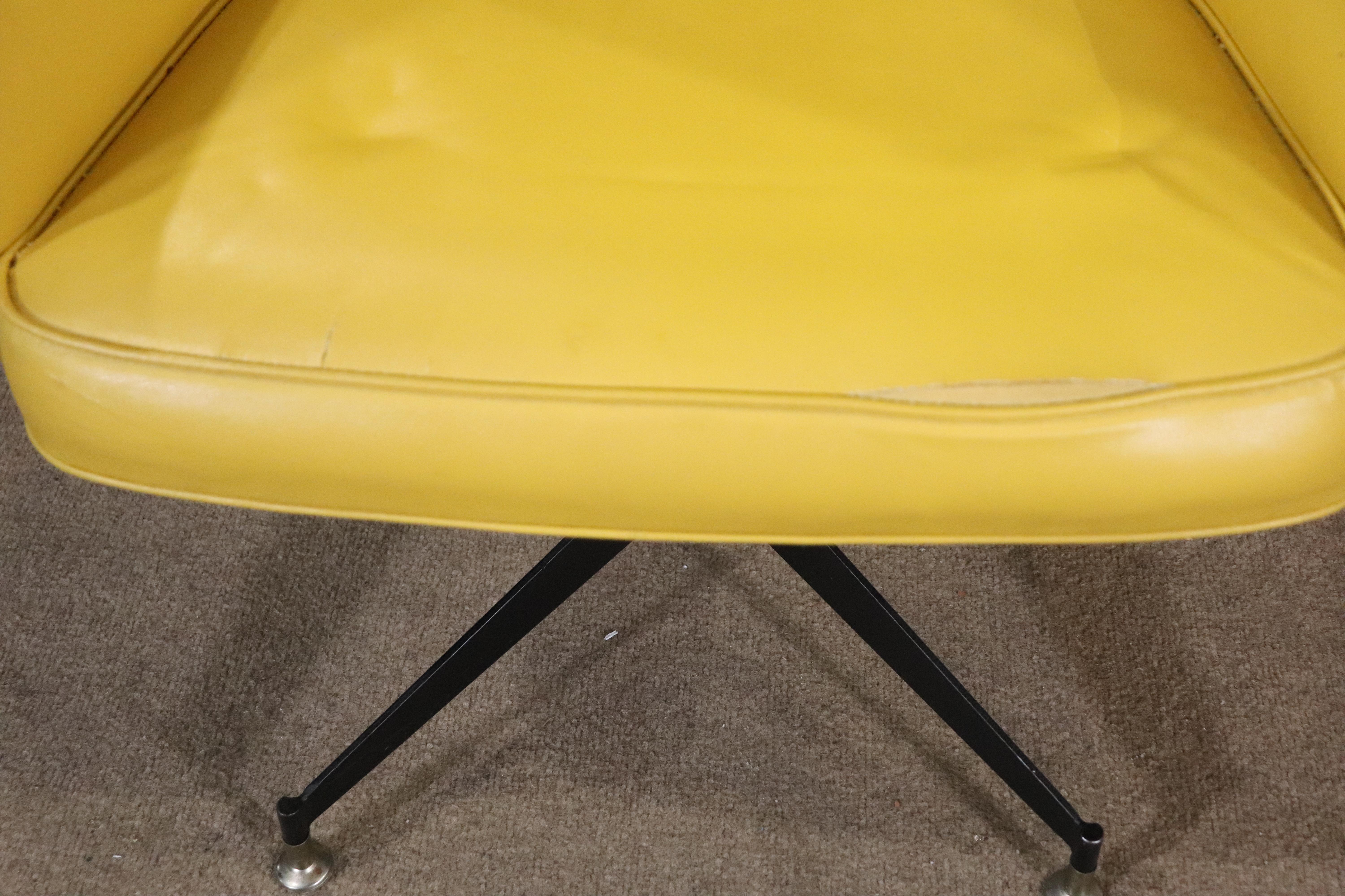 Chaises de salle à manger de style moderne du milieu du siècle en vinyle jaune avec dossiers en bois courbé. Toutes les chaises ont des accoudoirs bas et des bases en métal noir. 
Veuillez confirmer le lieu NY ou NJ