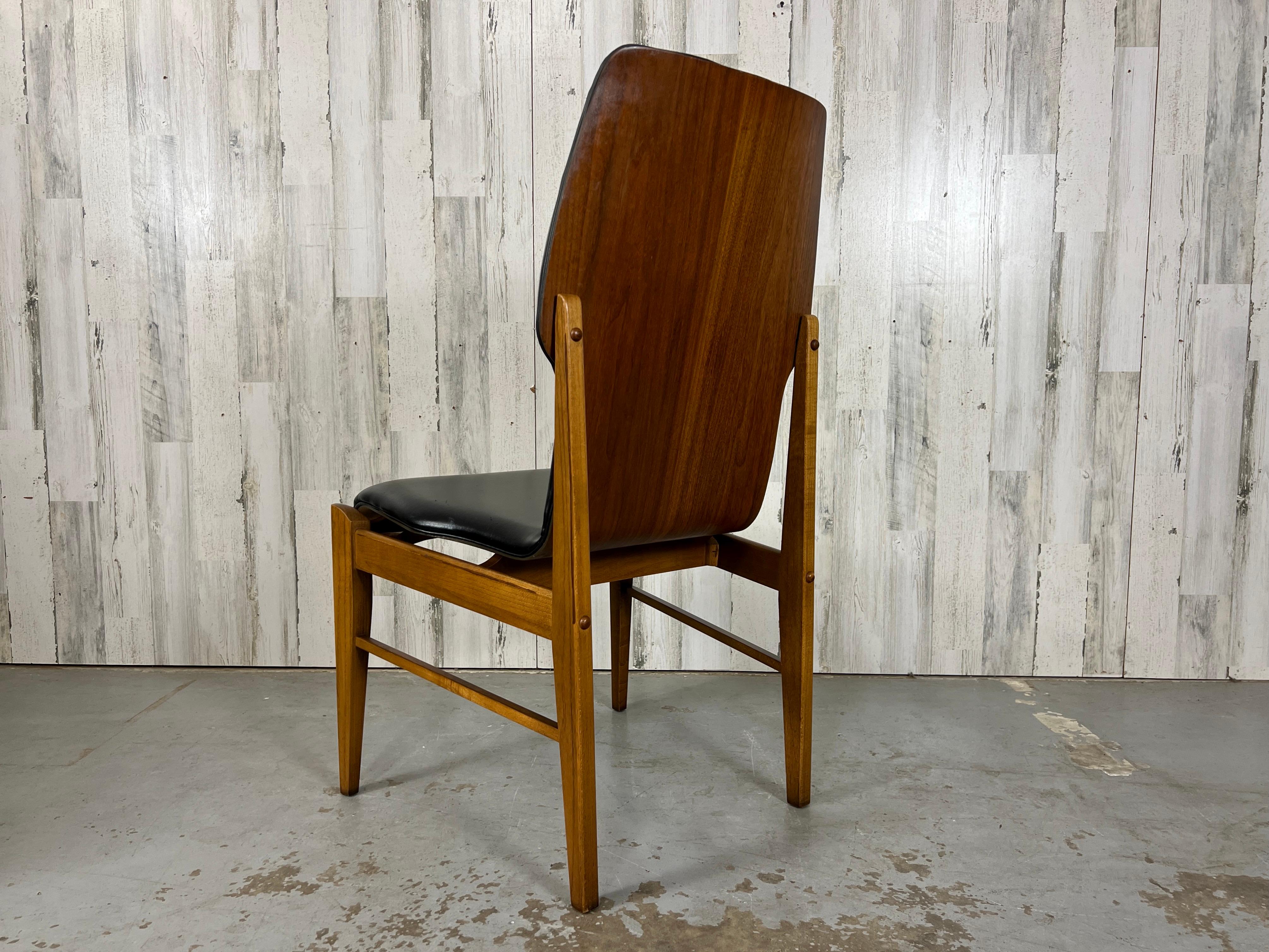 Sechs Bugholz-Esszimmerstühle aus Nussbaumholz im Angebot 10