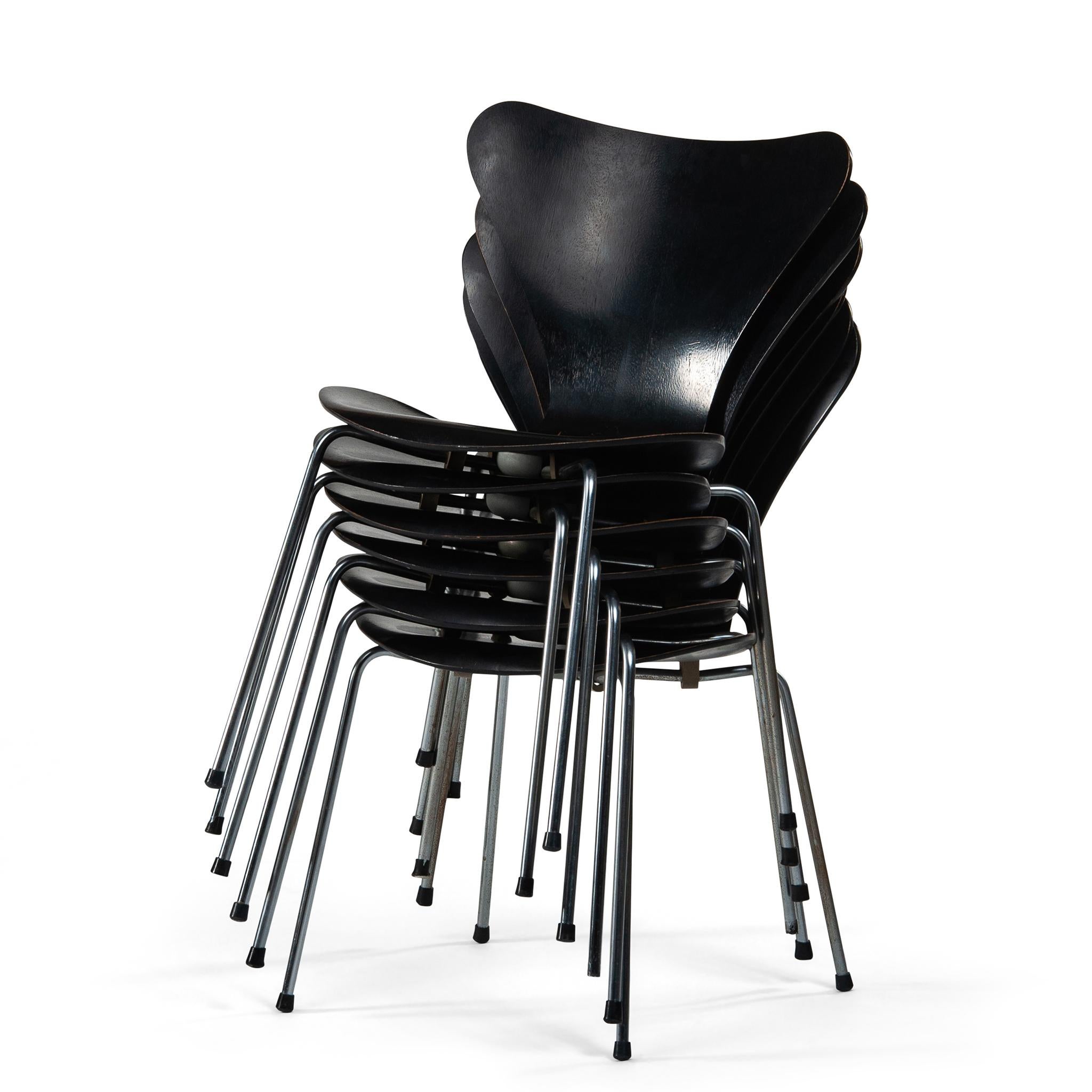 Les chaises de la série 7, également connues sous le nom de modèle 3107, sont un chef-d'œuvre du design du milieu du siècle. Créées par le célèbre designer danois Arne Jacobsen pour Fritz Hansen en 1955, ces chaises sont devenues un symbole