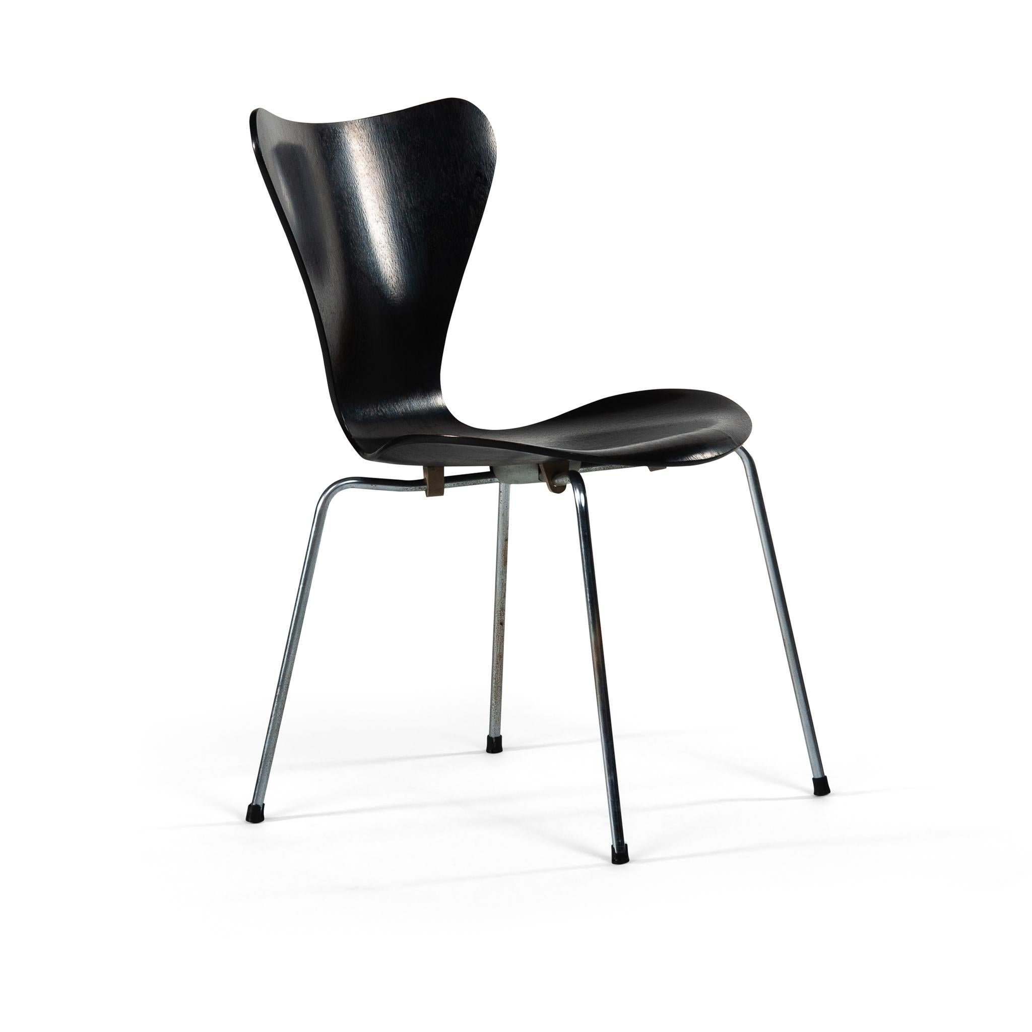 Danois Six chaises de salle à manger noires Arne Jacobsen Mod. 3107 pour Fritz Hansen Danemark 1964 en vente