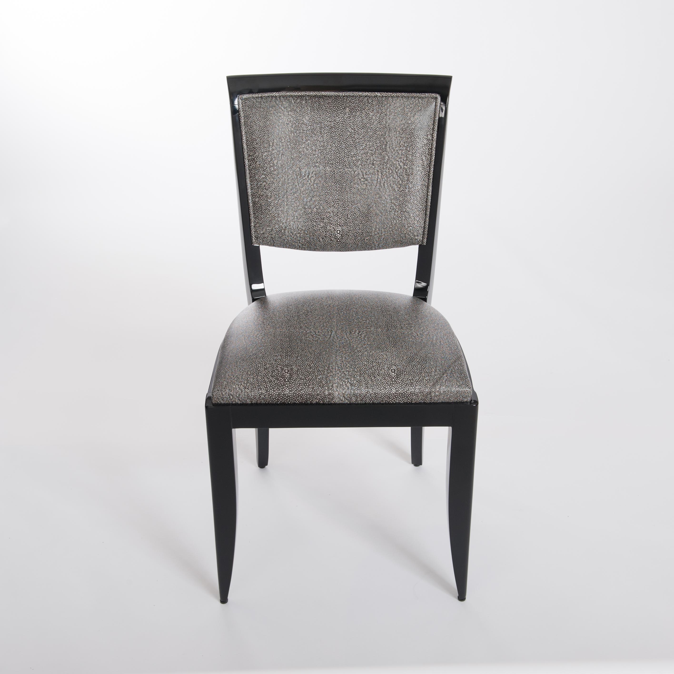 Ensemble de six chaises de salle à manger élégantes et confortables de style Art déco français, structure en bois laquée à nouveau avec un brillant noir et entièrement retapissée avec du cuir noir et blanc en raydesign.
Les chaises ont des pieds