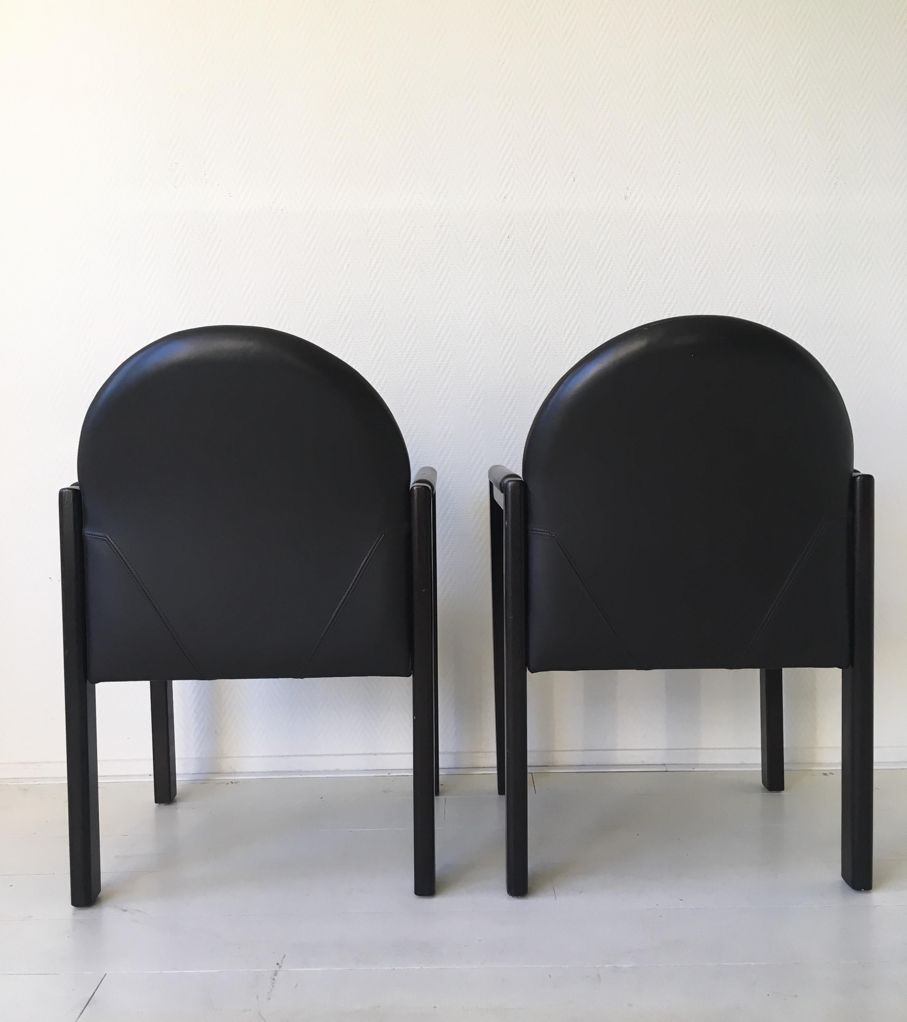 Fin du 20e siècle Six fauteuils en cuir noir et bois de Bulo en vente