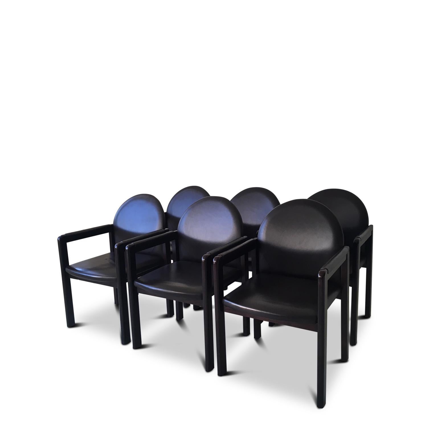 Postmoderne Six fauteuils en cuir noir et bois de Bulo en vente