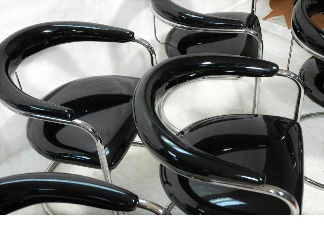 Mid-Century Modern Six chaises de salle à manger Thonet en cuir verni noir et chrome en vente