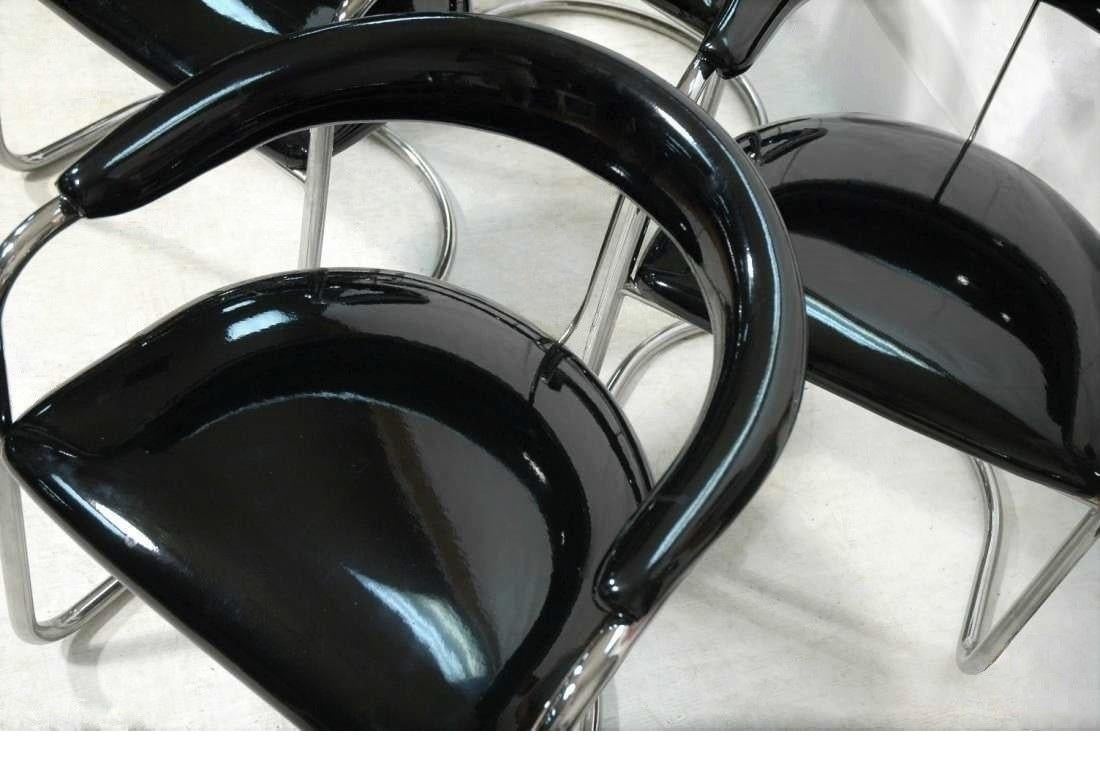 Américain Six chaises de salle à manger Thonet en cuir verni noir et chrome en vente
