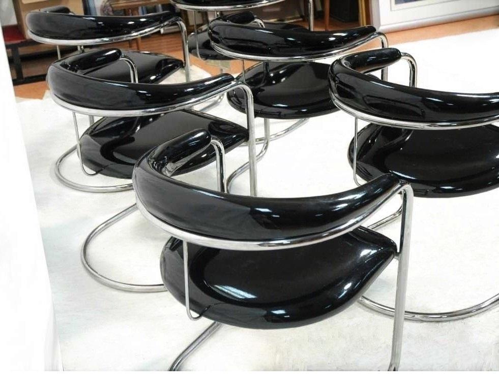 Six chaises de salle à manger Thonet en cuir verni noir et chrome Bon état - En vente à Dallas, TX