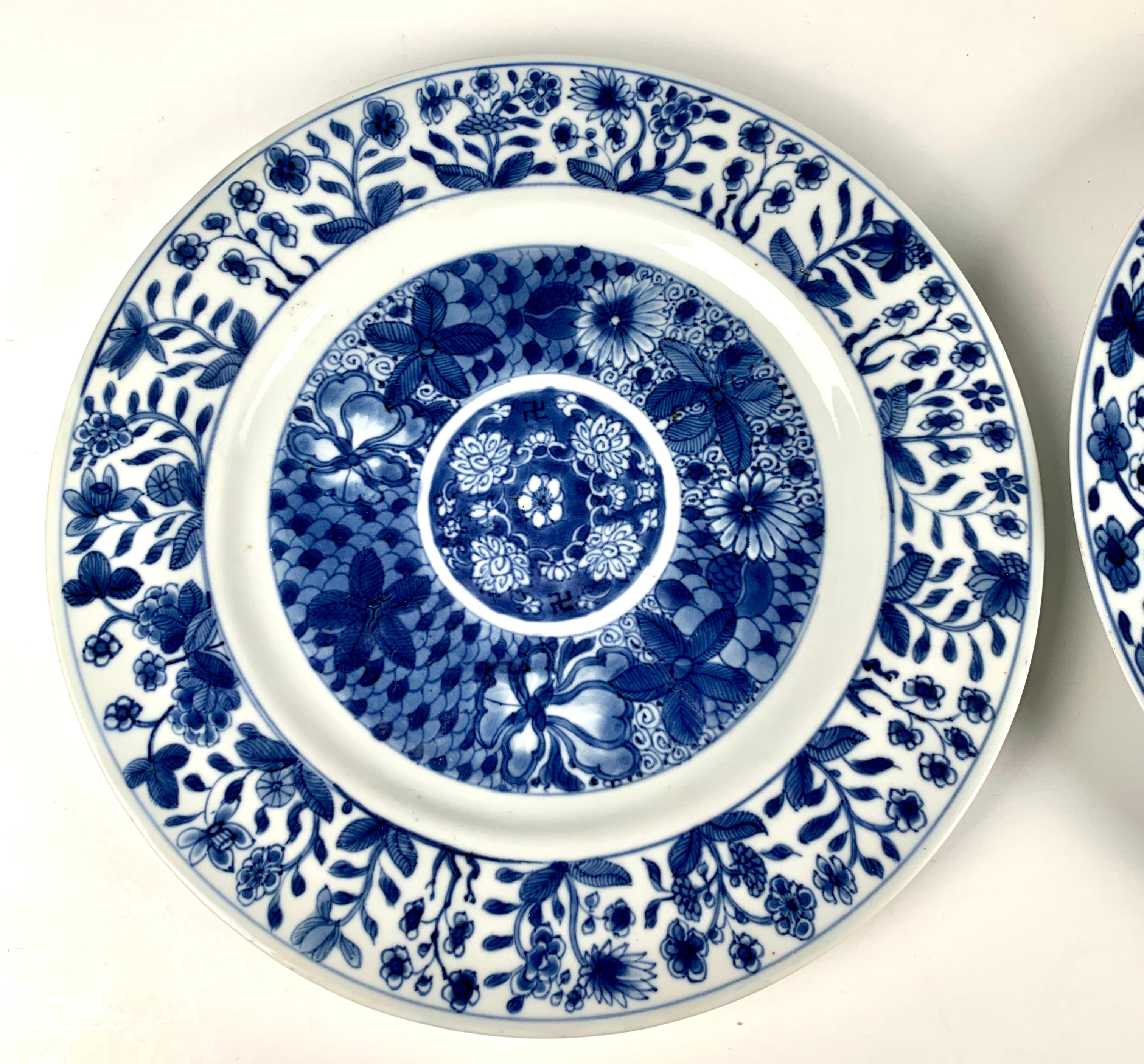 18th Century Six Blue and White Dishes Chinese Porcelain Hand Painted Kangxi Era, circa 1700 For Sale