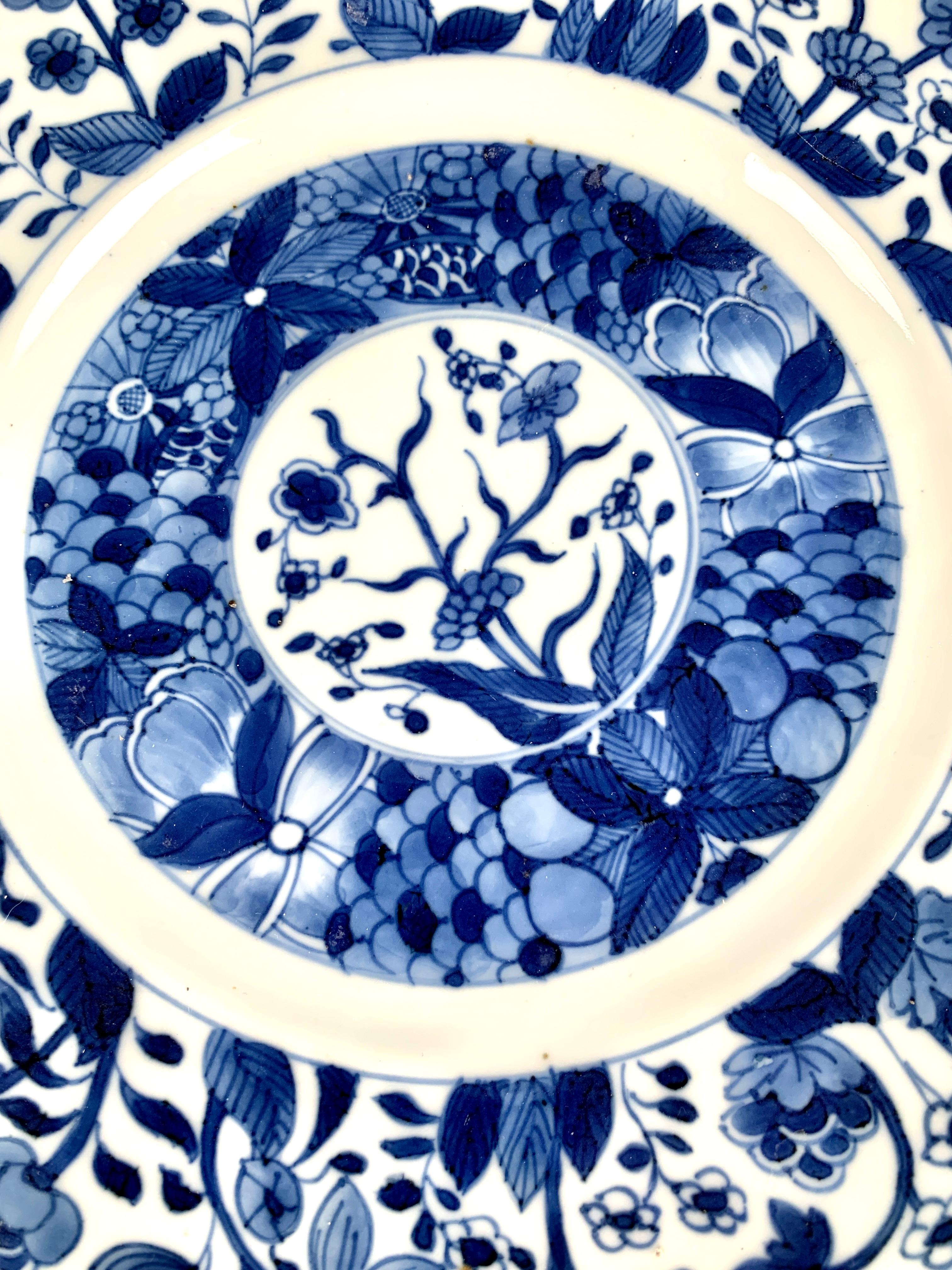 Sechs blau-weißes chinesisches Porzellan, handbemalt aus der Kangxi-Ära, um 1700 im Angebot 1