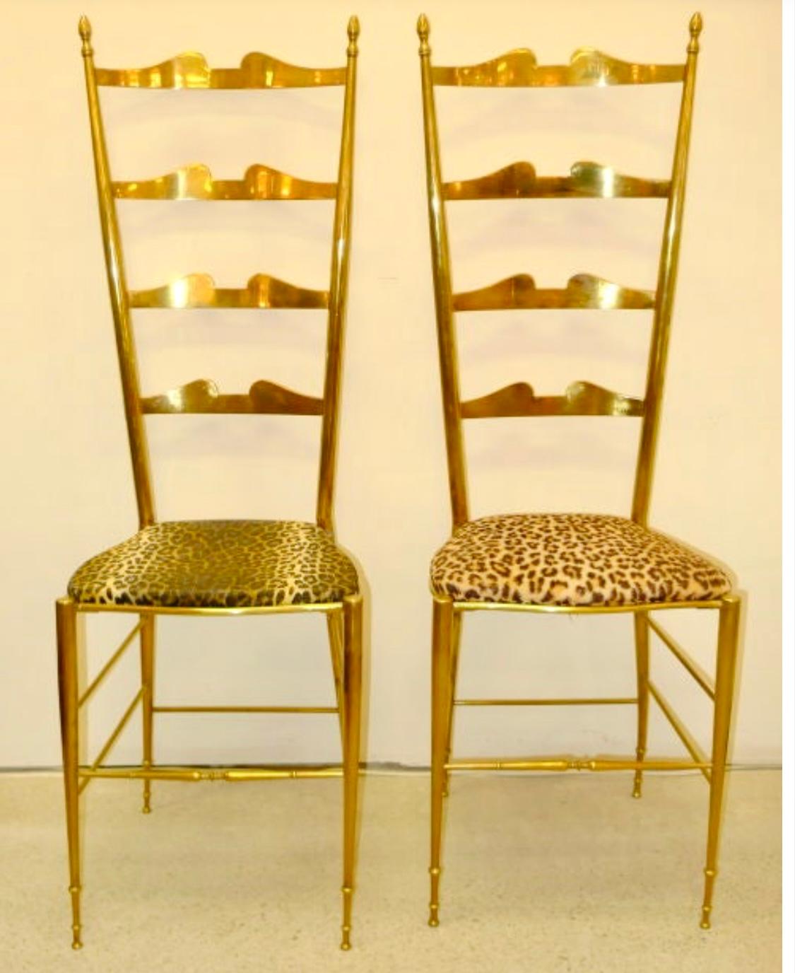 Abbiamo sei sedie con schienale a scaletta di Chiavari in ottone realizzate in Italia nel 1950 circa. Due hanno un rivestimento in vinile leopardato.
Venduto come set o al paio. Il prezzo indicato è per un paio.
Importato da Alberto Gambetta di