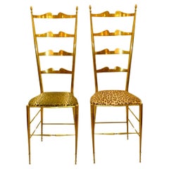 Six chaises à dossier en échelle Chiavari en laiton
