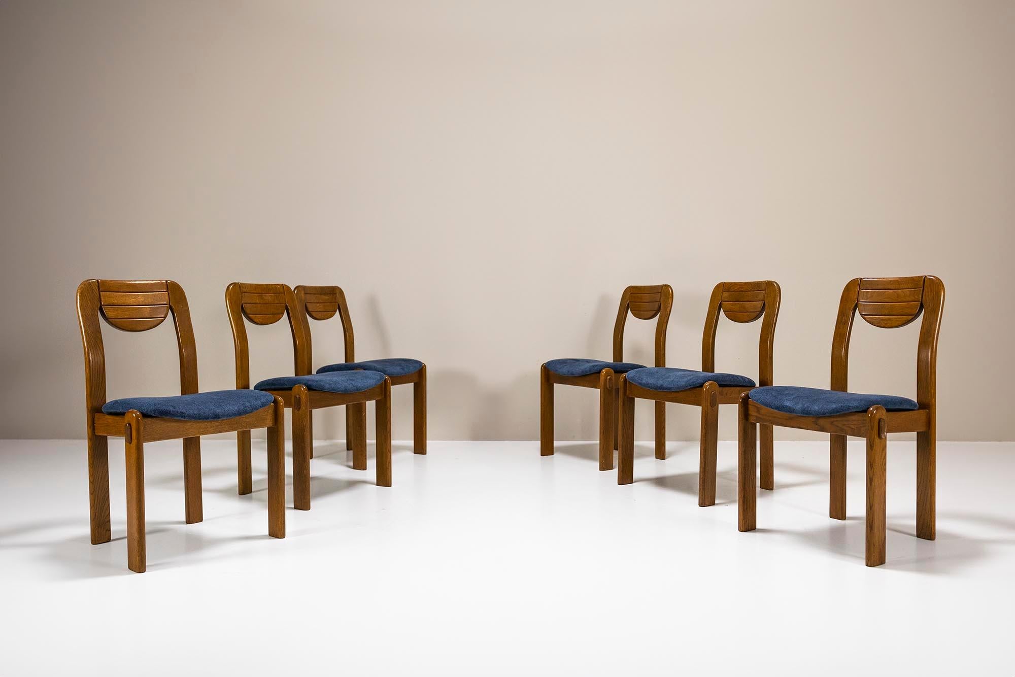 This set of six dining chairs has a rather simple appearance at first glance, but they also show a strong combination of wood techniques and proportions. No design extravagances with this set and yet a striking appearance at the dining table. Oak