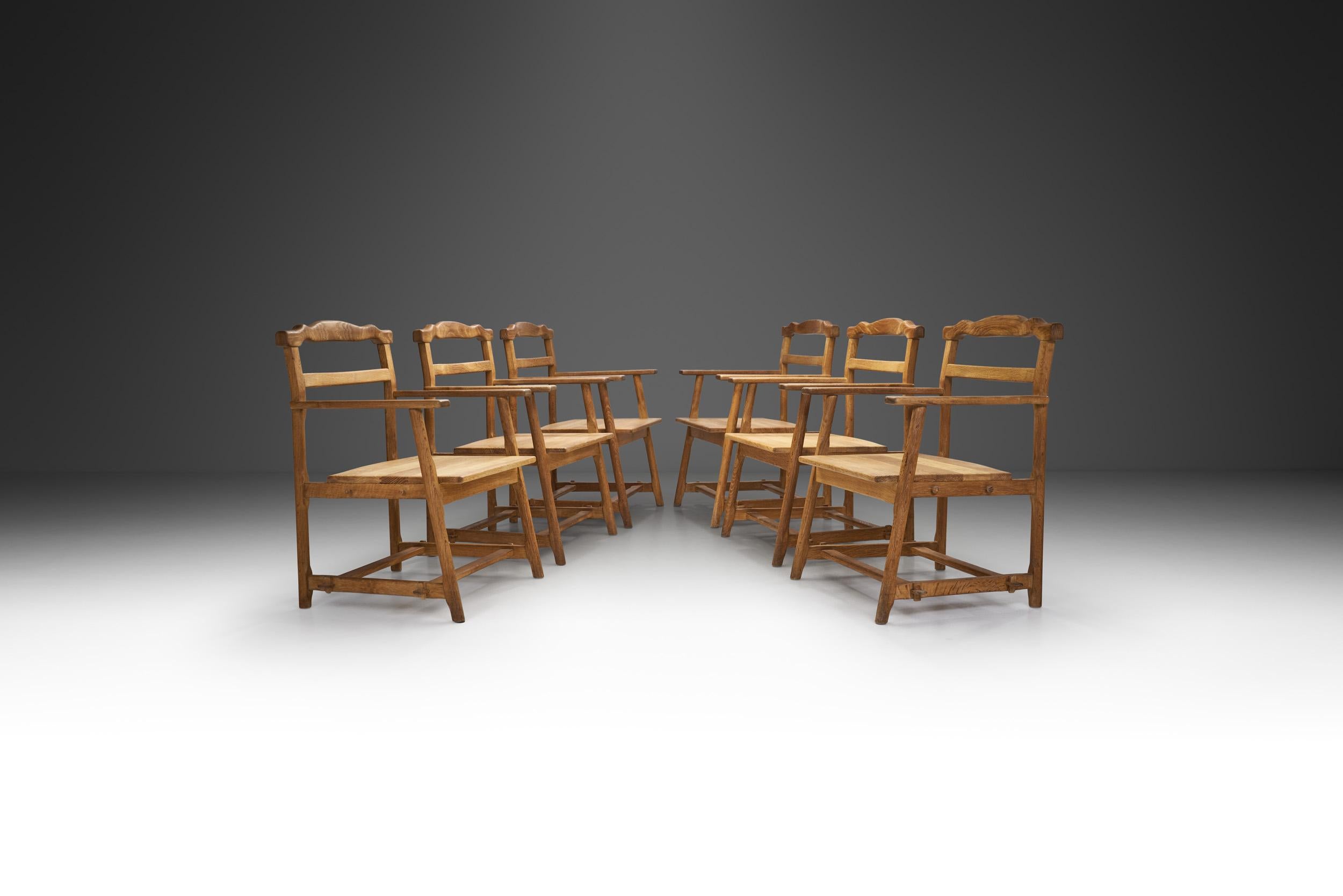 Brutalisme Six chaises de salle à manger brutalistes en chêne massif avec coussins rembourrés, Europe, années 1960 en vente