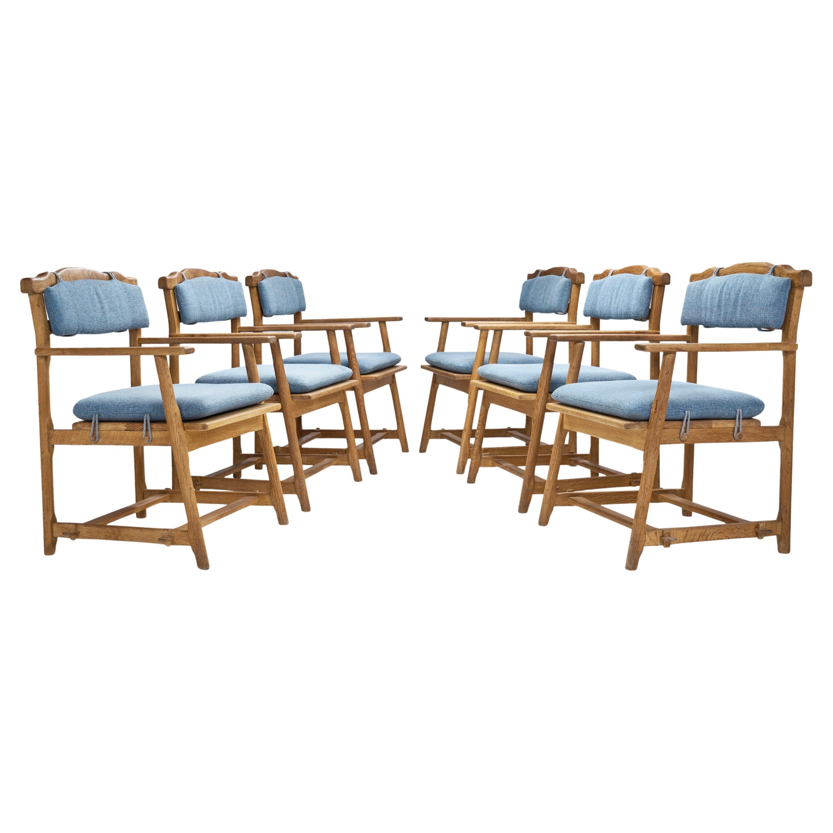 Six chaises de salle à manger brutalistes en chêne massif avec coussins rembourrés, Europe, années 1960 en vente