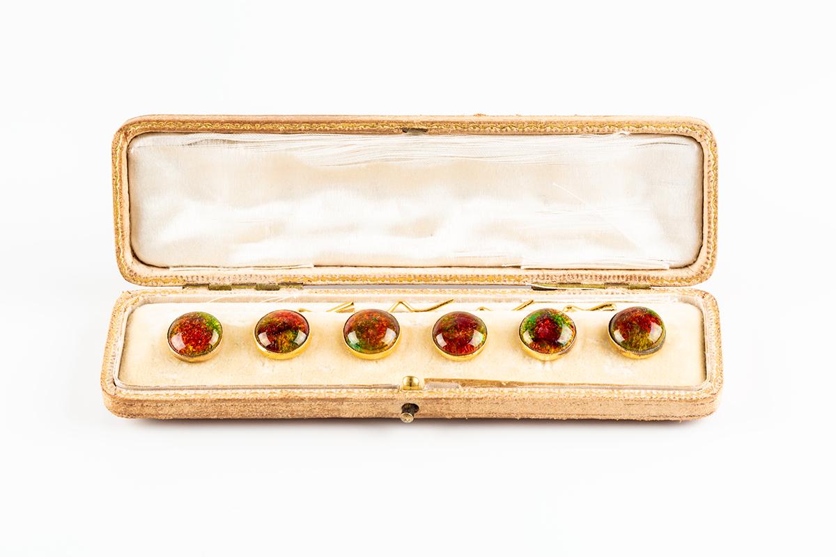 Six Buttons, Style of Liberty & Co. 15 Carat Gold and Enamel, English circa 1910 In Excellent Condition For Sale In London, GB