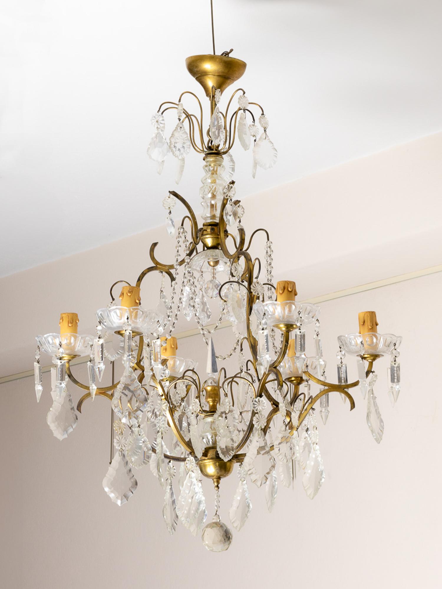 Un lampadario francese in stile Luigi XV con vari pendenti e terminali, sei portacandele completamente ricablati e sei prese di corrente.

Un magnifico elemento di luce per ogni grande stanza.



