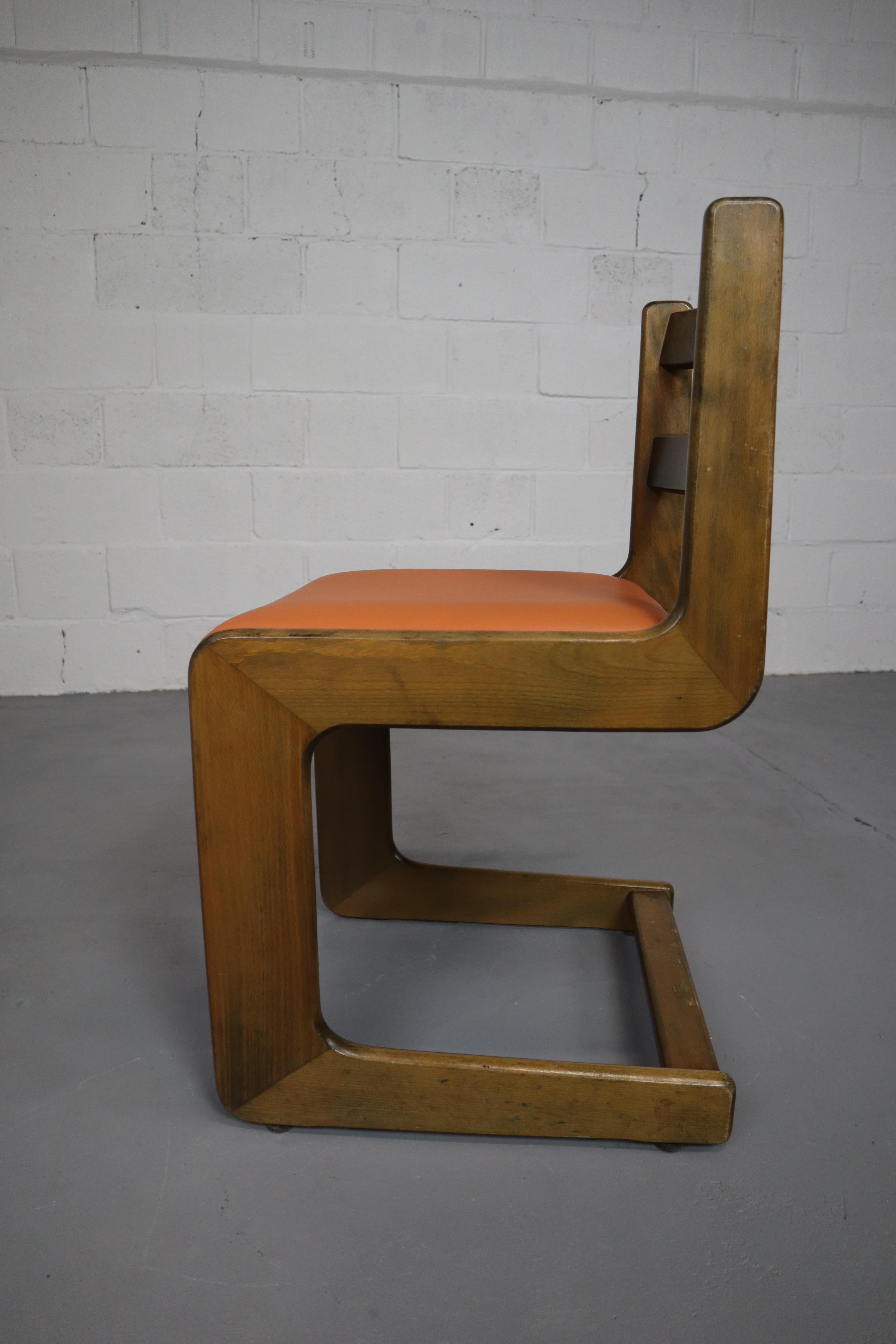 Ensemble de six chaises de salle à manger luge vintage en bois de hêtre par Casala, 1970
Rembourré en cuir !
Dimensions : HxLxP : 79x47x51 cm.
