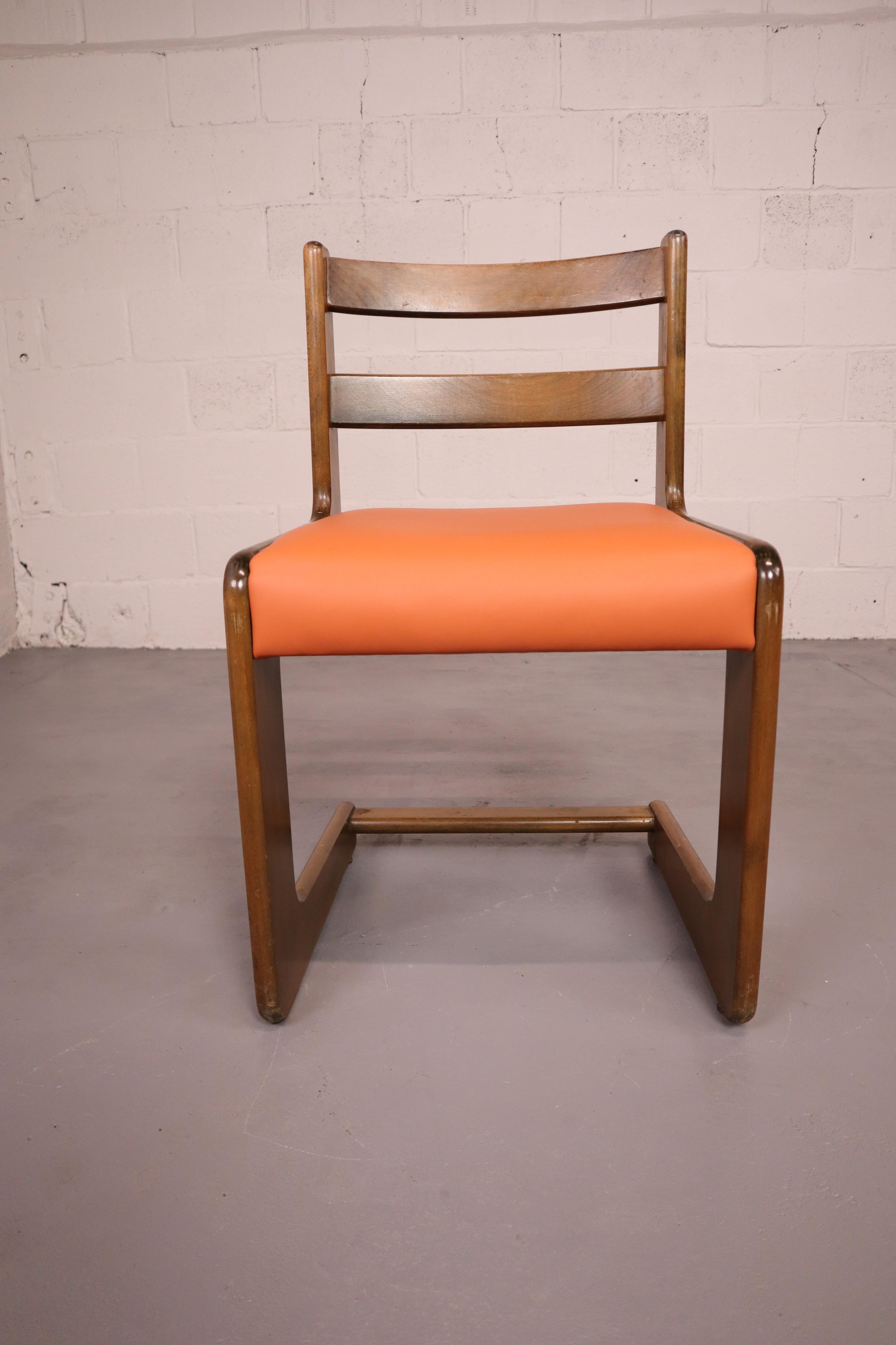 Mid-Century Modern Six chaises cantilever de Casala en cuir et bois de hêtre, années 1970 en vente