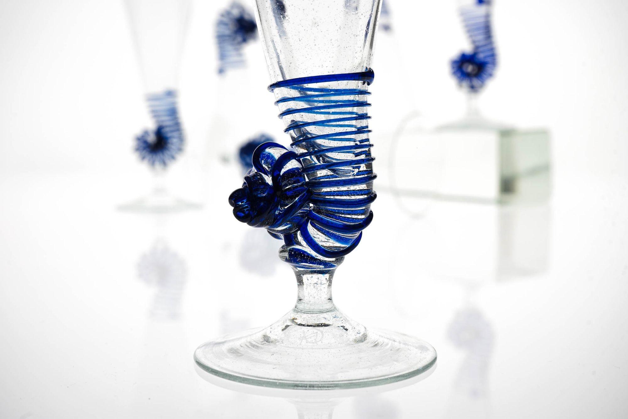 Six Cenedese Nautilus Flutes Set, Cobalt accent and Pulegoso Murano Glass signed For Sale 9