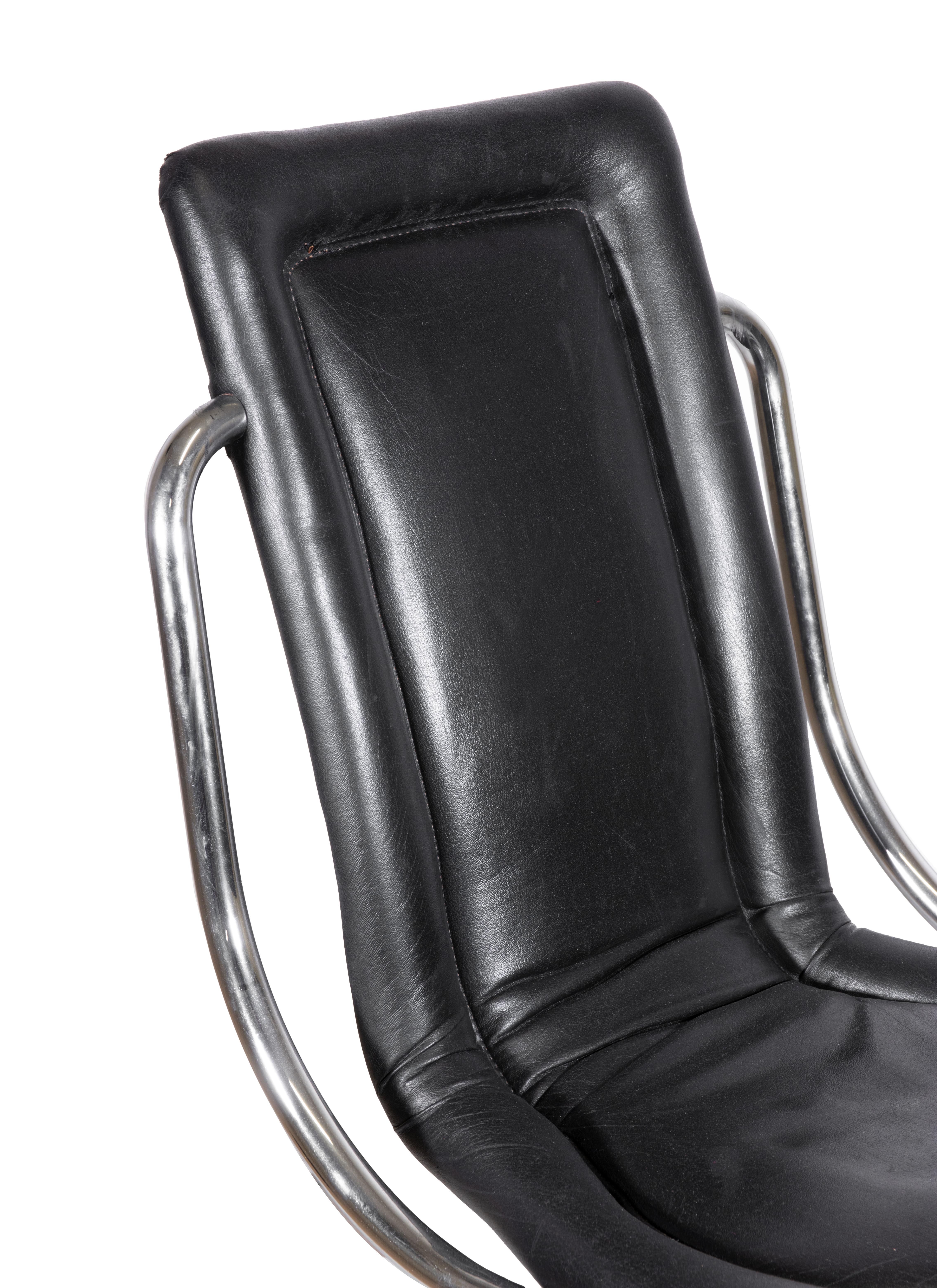 Sechs Stühle von Tecnosalotto, Italien 1970er Jahre.

Schlauchförmiger Stahl und schwarzes Leder.

H70 x 58 x 47 cm. 

Sitztiefe 39 cm, Sitzhöhe 44 cm. 

Guter Zustand.