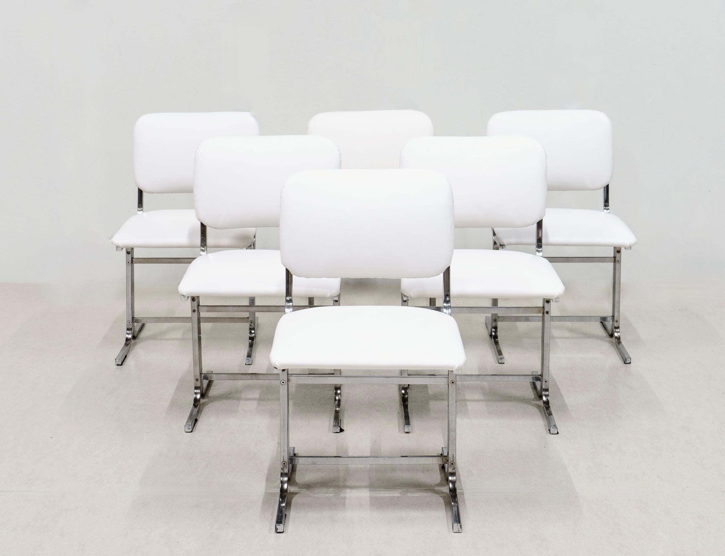 Ensemble de six chaises en métal chromé avec assise en cuir blanc. Italie 70 ans.