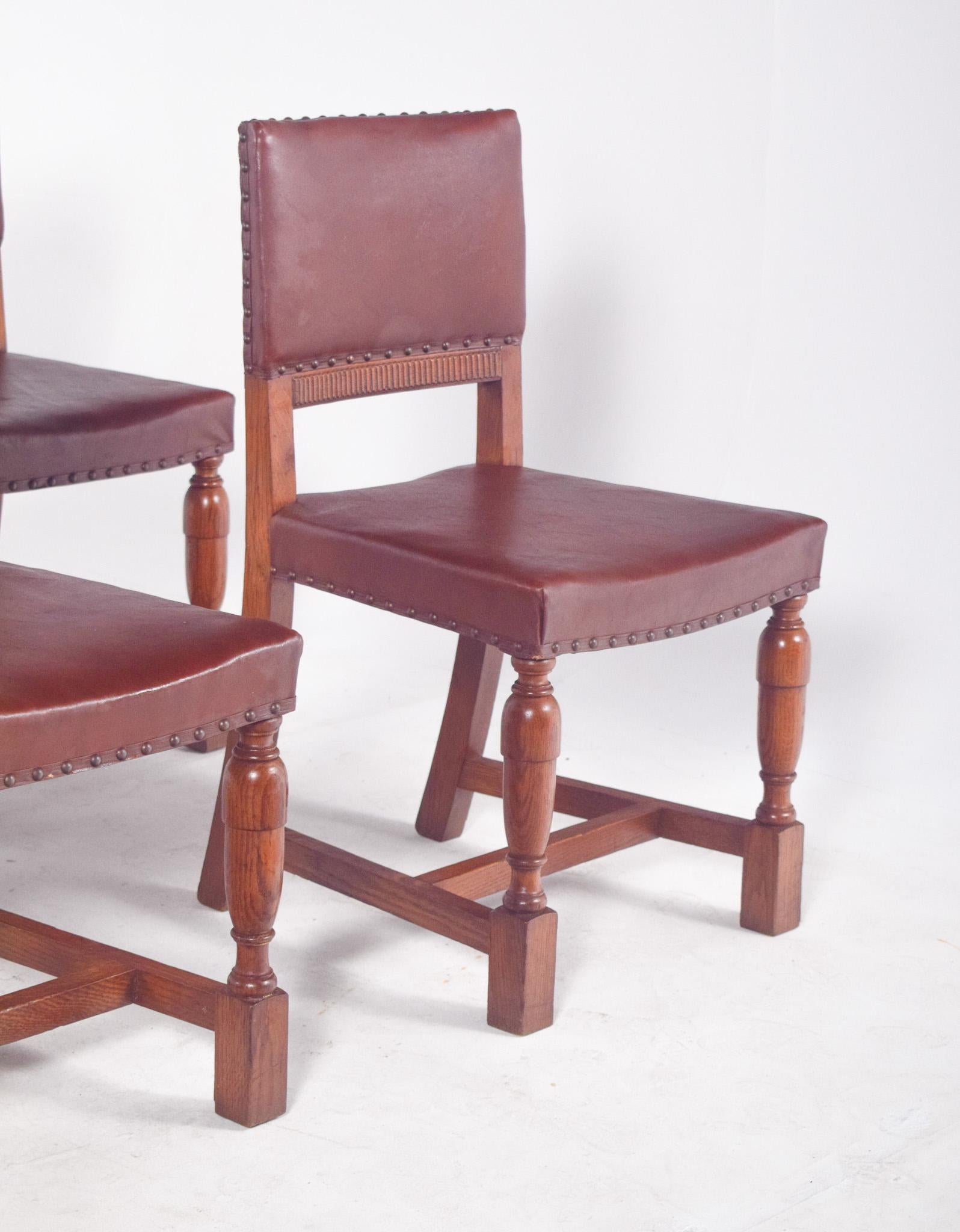 Néerlandais Six chaises avec dossiers et sièges en cuir brun en vente