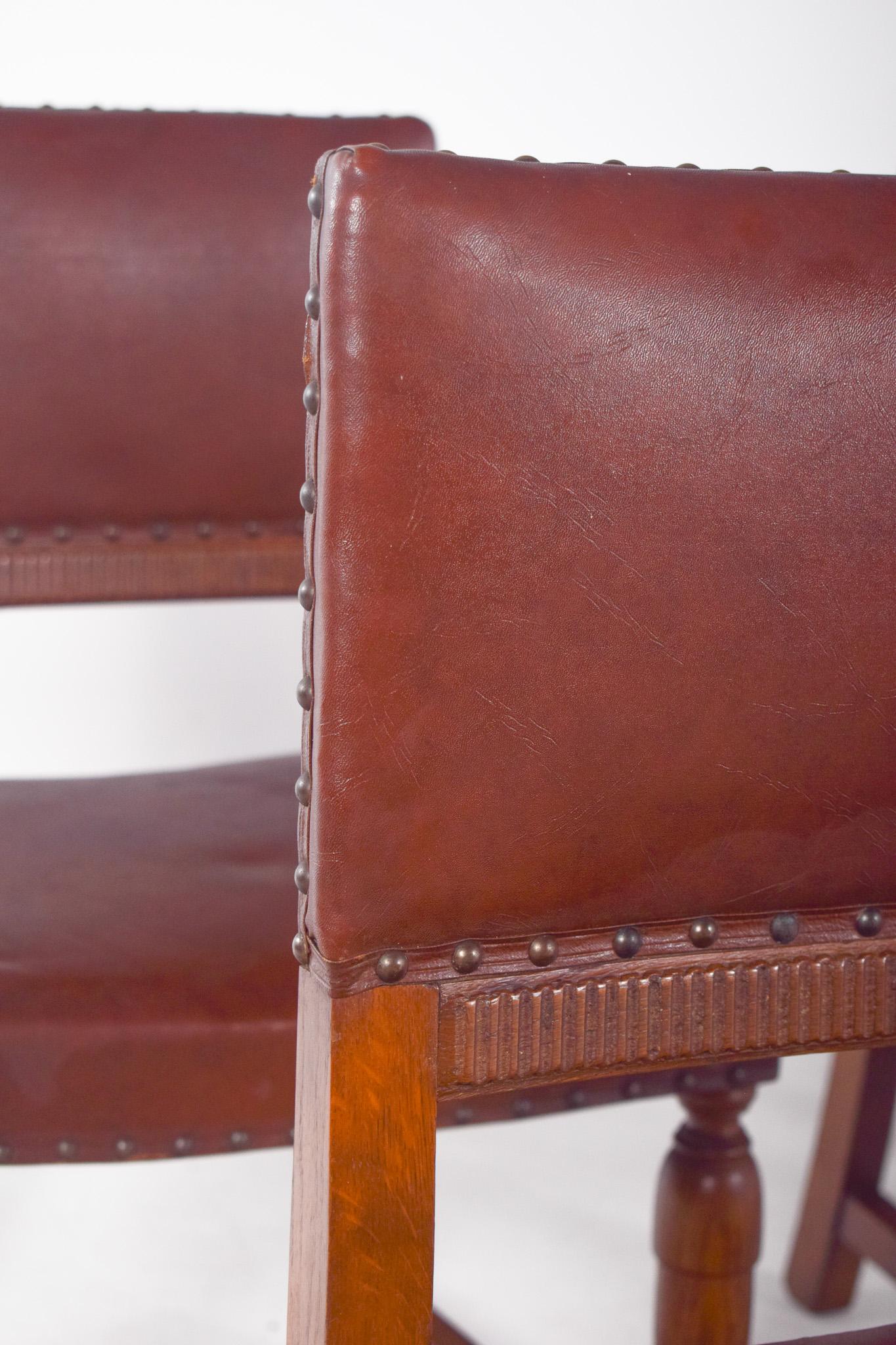 Cuir Six chaises avec dossiers et sièges en cuir brun en vente