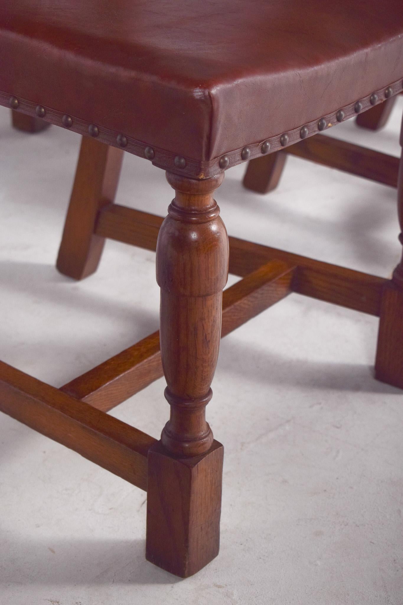 Six chaises avec dossiers et sièges en cuir brun en vente 2