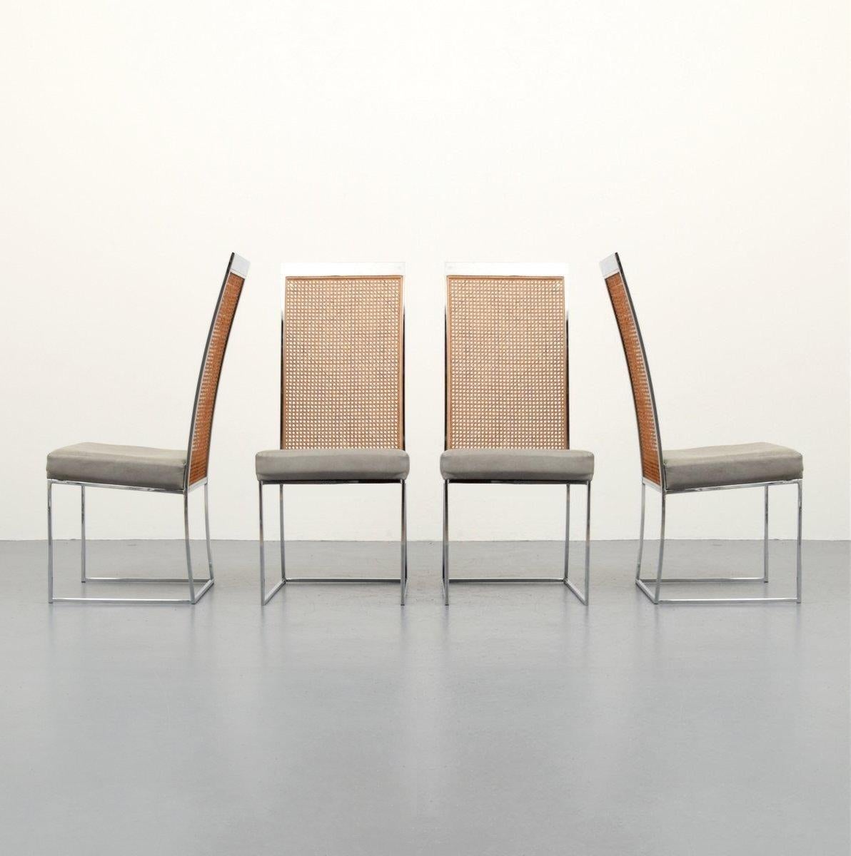 Chaises à manger simplistes conçues par Milo Baughman pour Thayer Coggin. Le magnifique cadre chromé à haut dossier est adouci par le panneau de cannage inséré d'origine. Entièrement restauré, l'ensemble comprend quatre chaises latérales et deux