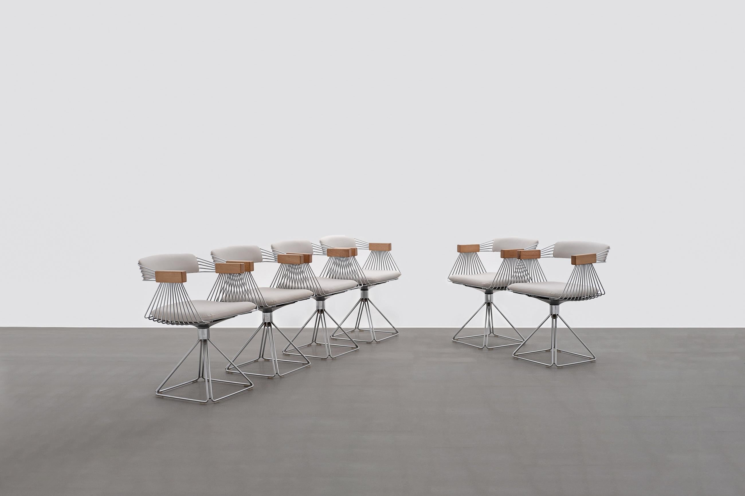 Set of six ‘Delta’ dinging or office chairs by Rudi Verelst for Novalux, Belgium, 1971.
Constructed of chromed metal wires on a thick metal wire chromed pyramid shaped swivel base. Seating and backrest in white leatherette and nice beech wooden