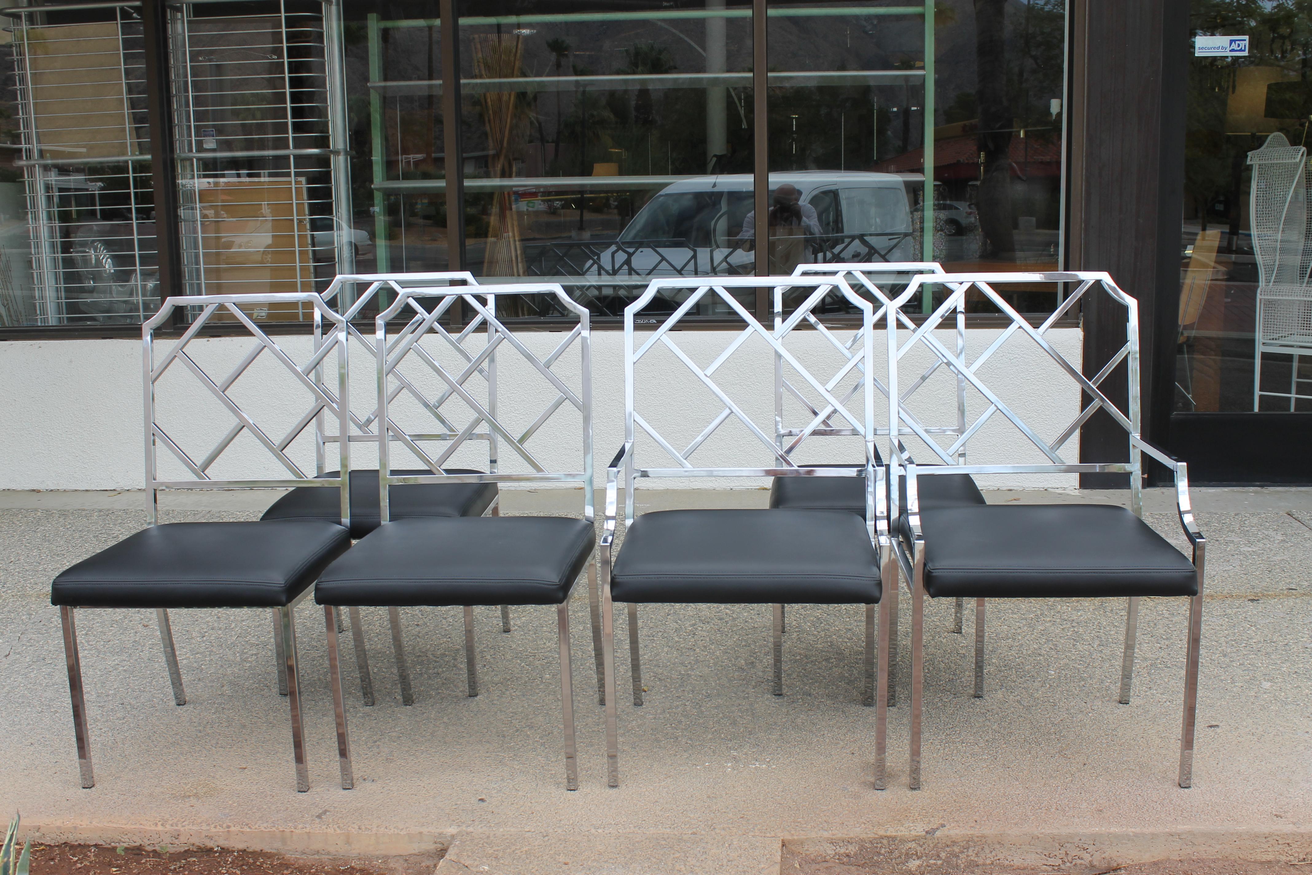 Sechs verchromte Esszimmerstühle von Milo Baughman für das Design Institute of America (DIA). Die Stühle sind aus verchromtem Stahl und wir haben sie mit schwarzem Recycling-Leder bezogen. Die Beistellstühle sind 19
