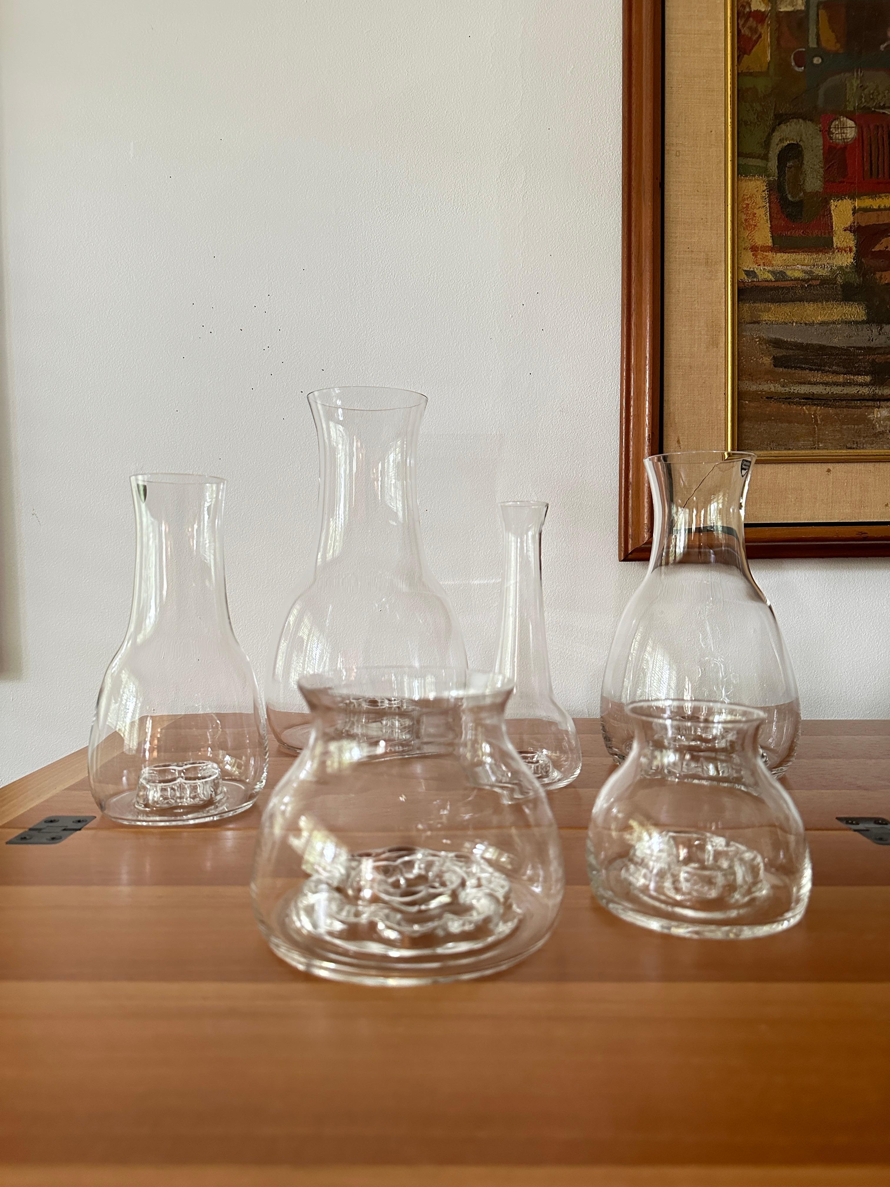 DESCRIPTION

Six vases Flora en verre clair Orrefors, soufflés à la main, conçus par Olle Alberius dans les années 1970. Les vases sont dotés d'une grenouille de fleur unique moulée dans la base.

Né en 1926 en Suède, le verrier et céramiste Olle
