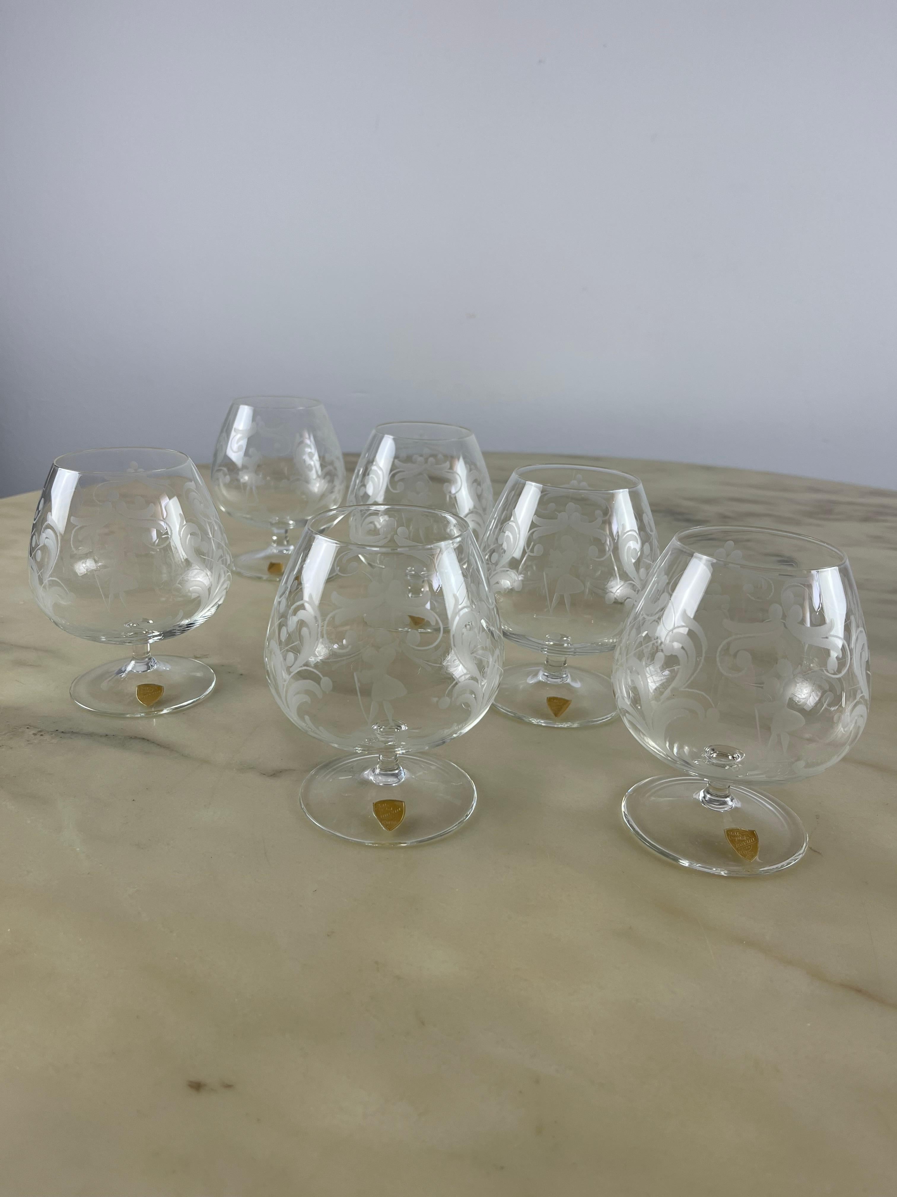 Sechs cognacfarbene Gläser aus handgraviertem Kristall, Venedig, 1960er Jahre im Angebot 4