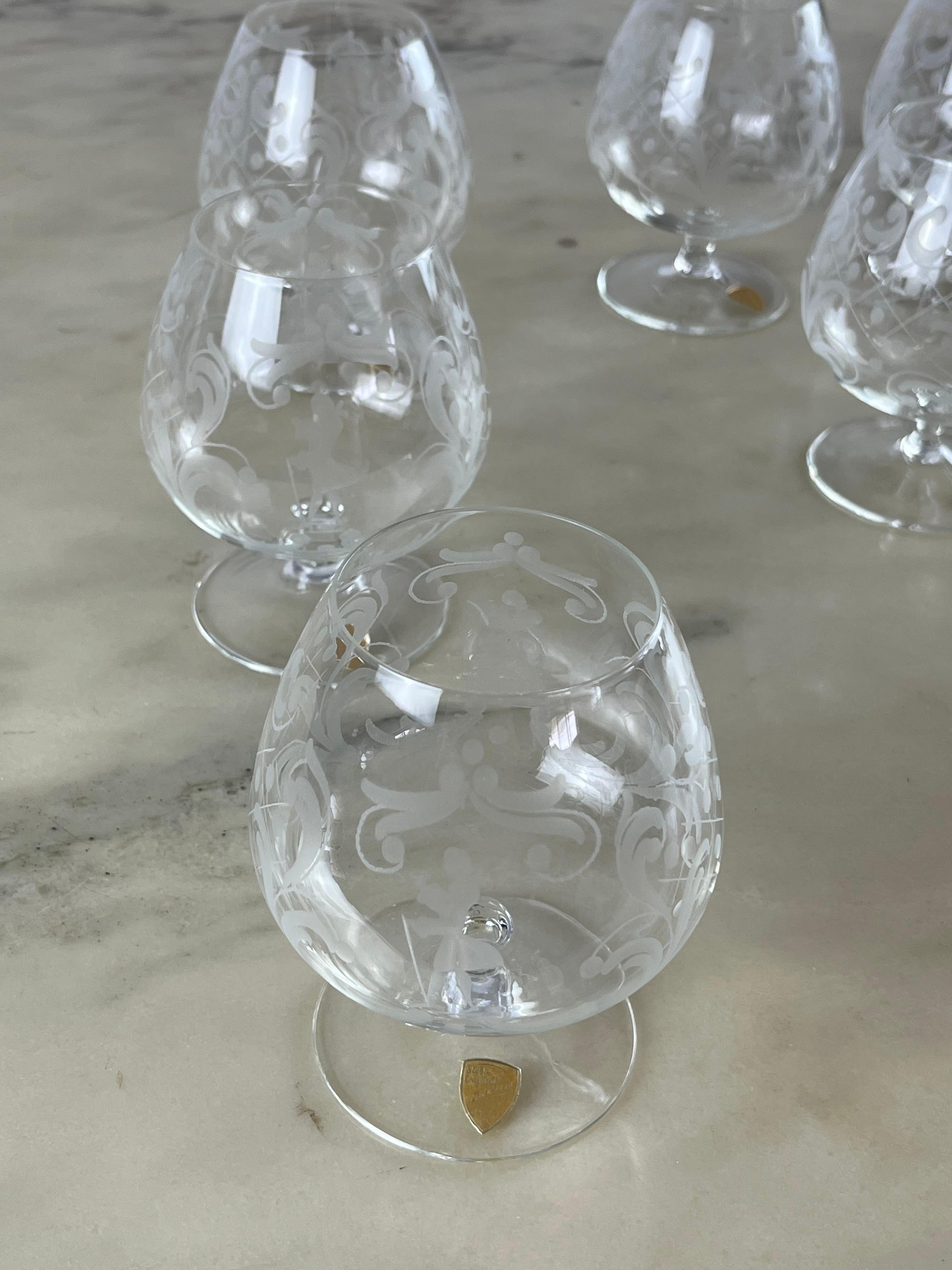 Sechs cognacfarbene Gläser aus handgraviertem Kristall, Venedig, 1960er Jahre im Angebot 6