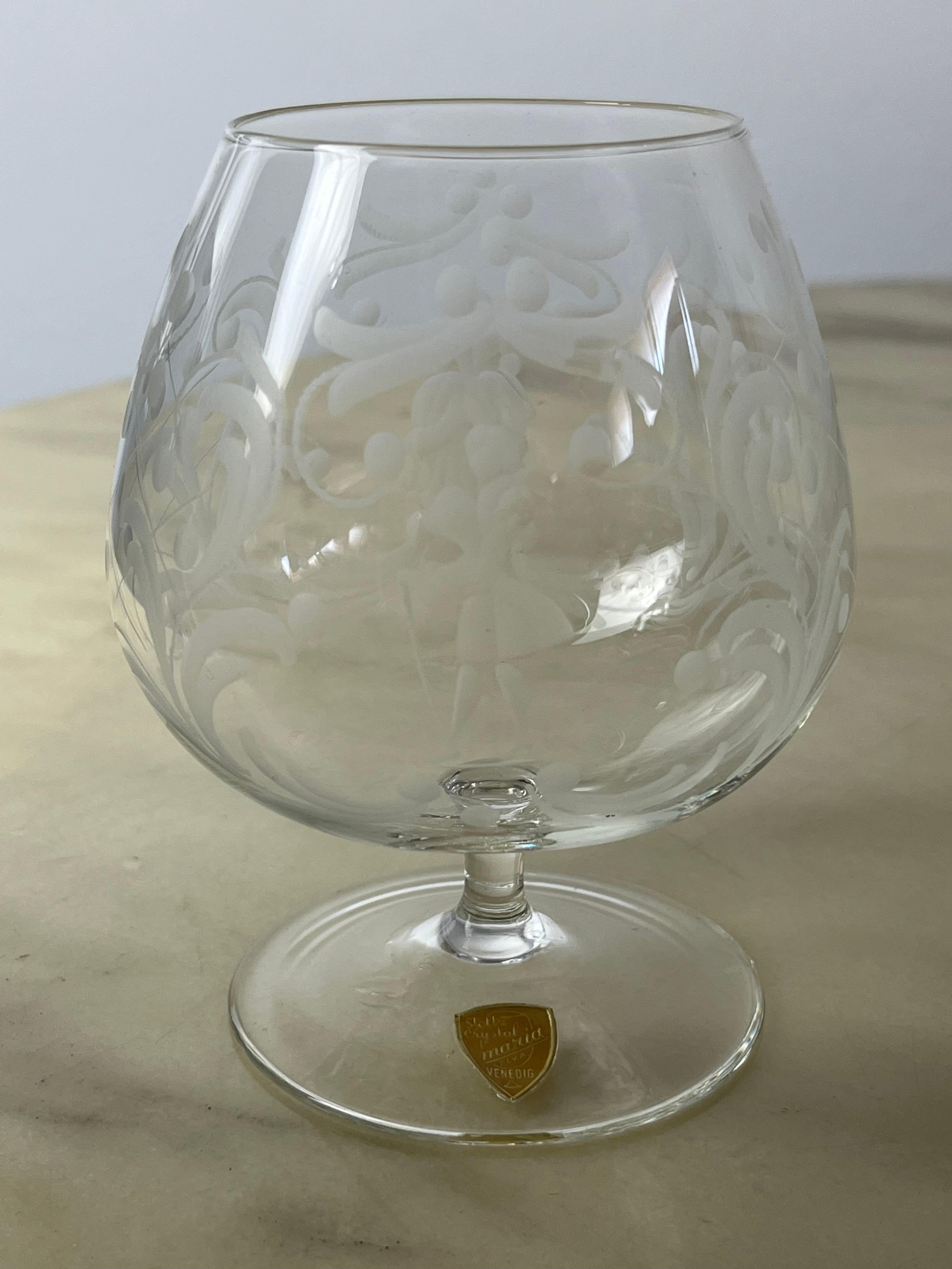 Sechs cognacfarbene Gläser aus handgraviertem Kristall, Venedig, 1960er Jahre (Italienisch) im Angebot