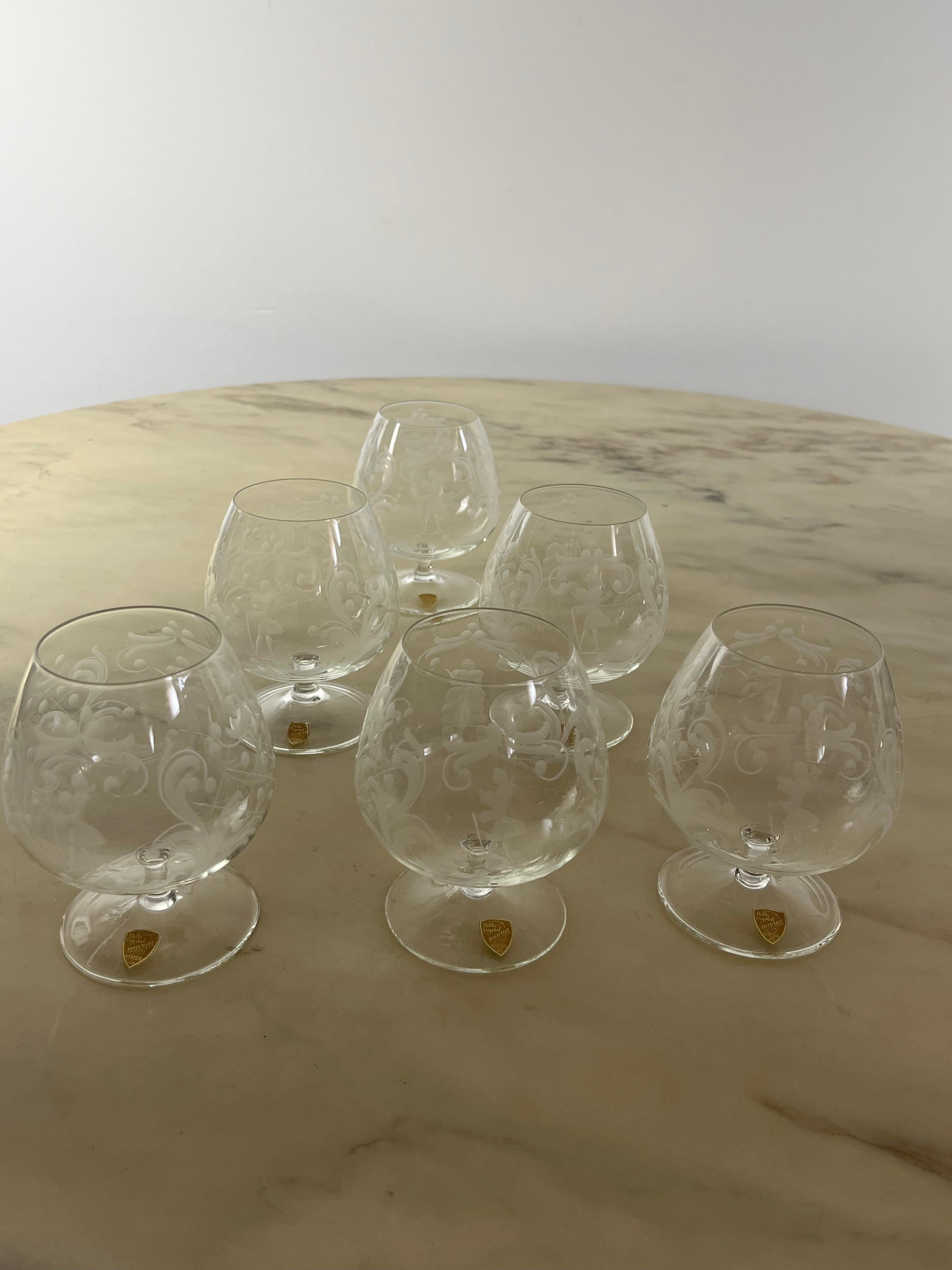 Sechs cognacfarbene Gläser aus handgraviertem Kristall, Venedig, 1960er Jahre (Mitte des 20. Jahrhunderts) im Angebot