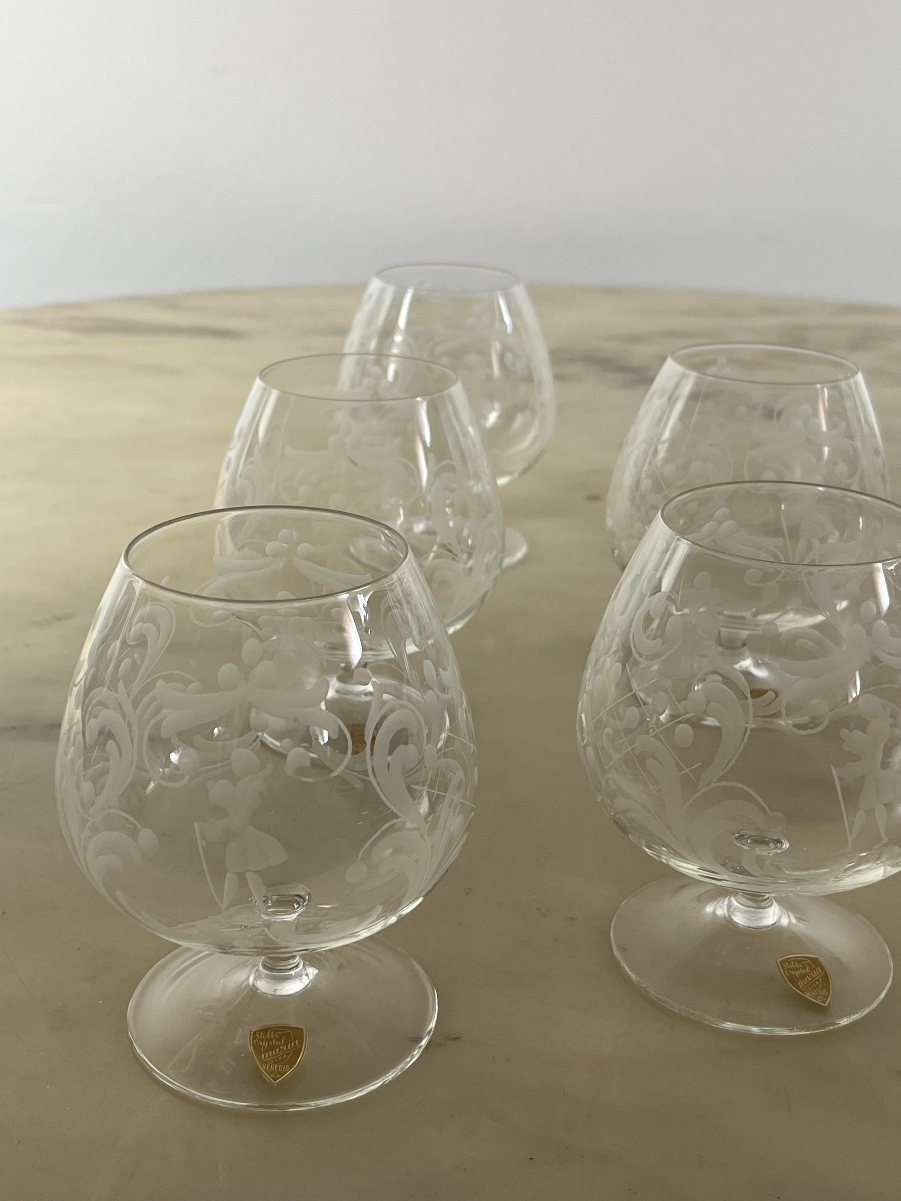 Sechs cognacfarbene Gläser aus handgraviertem Kristall, Venedig, 1960er Jahre (Glas) im Angebot