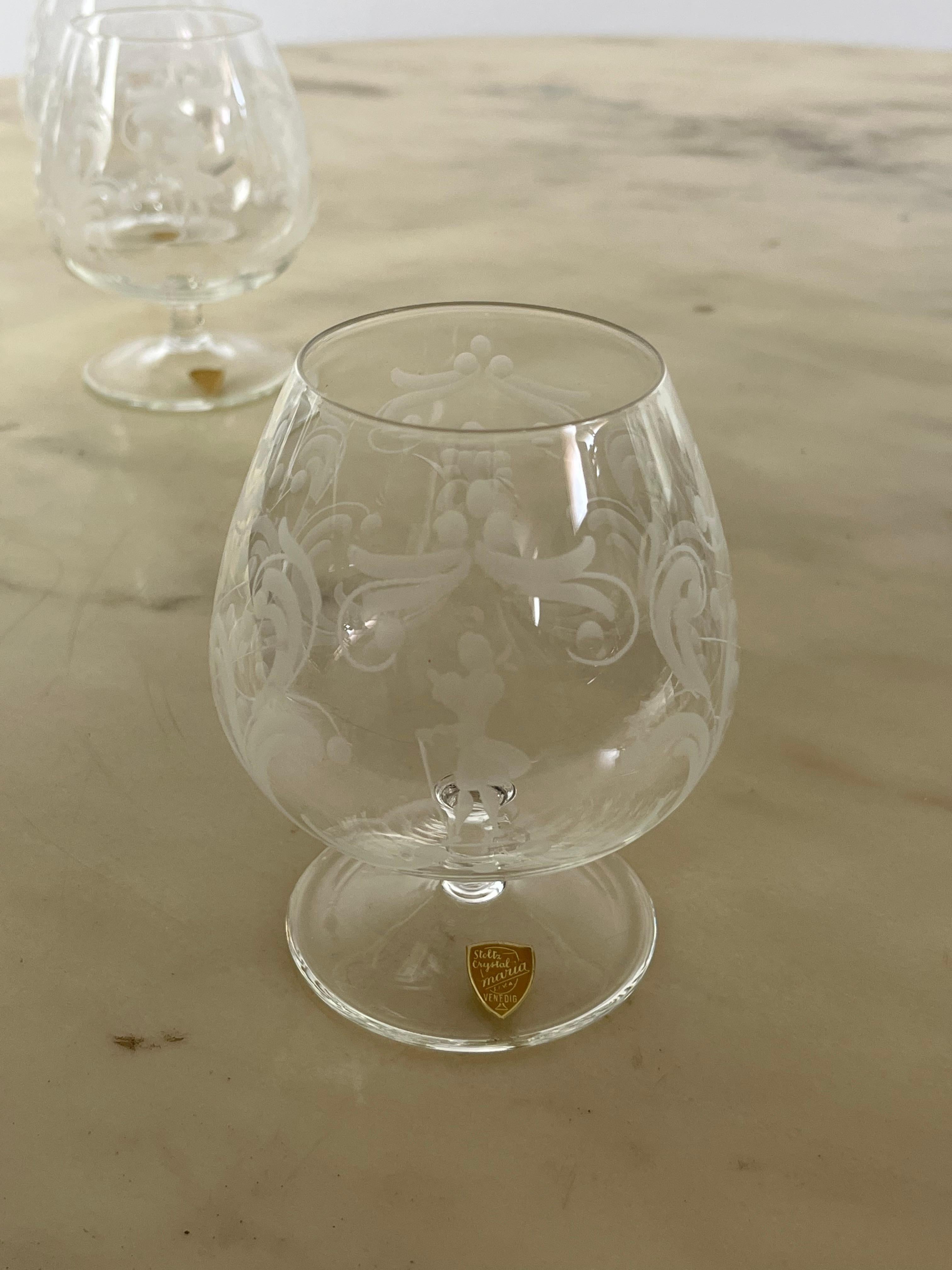 Sechs cognacfarbene Gläser aus handgraviertem Kristall, Venedig, 1960er Jahre im Angebot 2